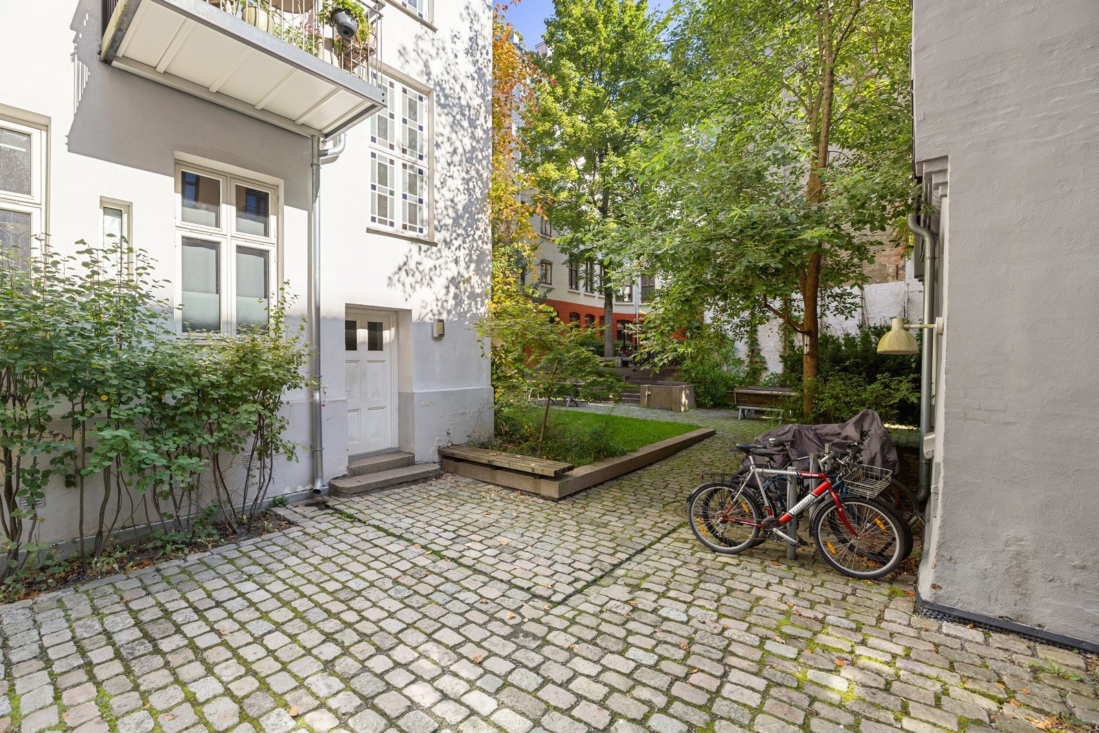 Fasade felles bakgård, med grill og benker Galleribilde