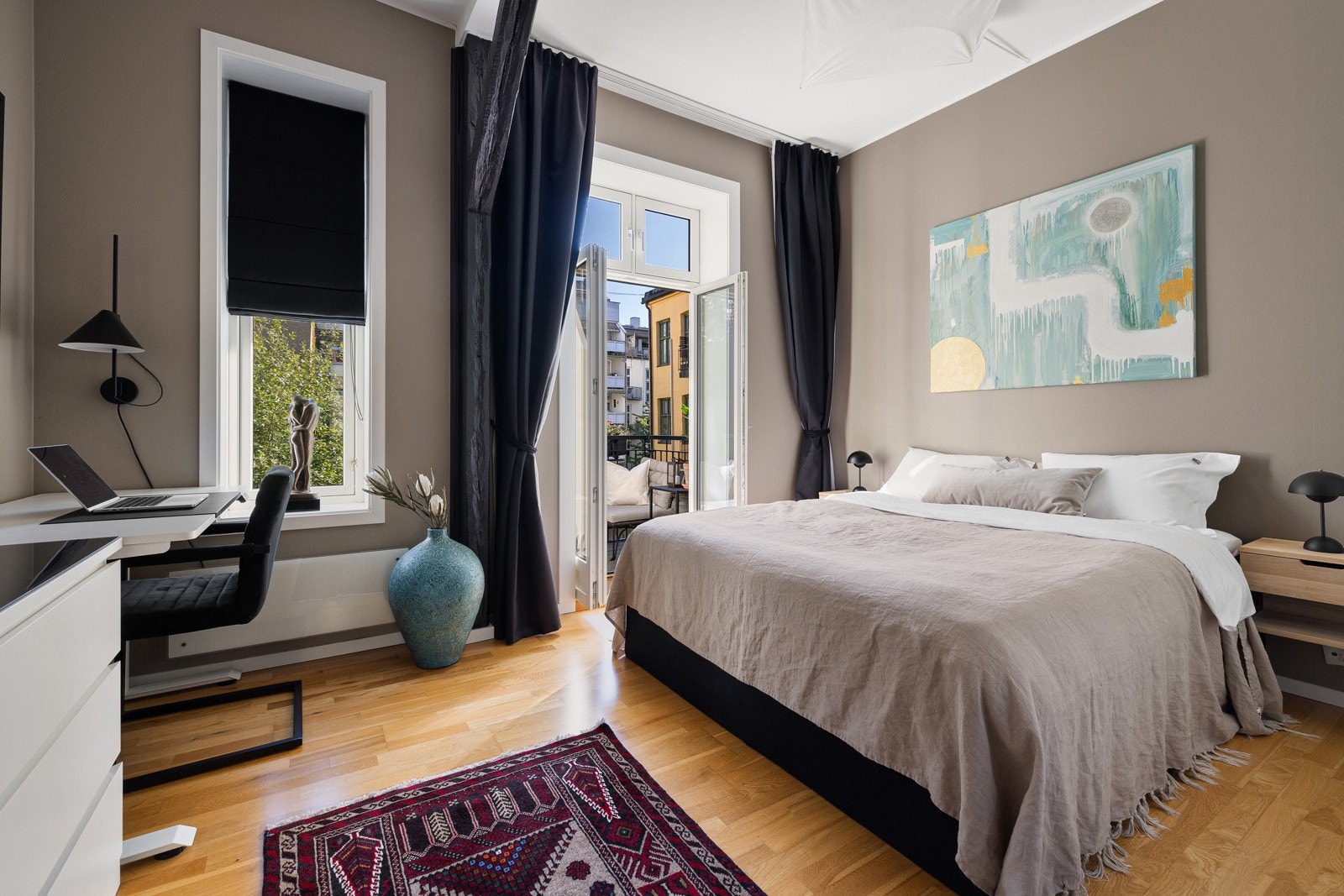 Hovedsoverommet er romslig og har god plass til dobbeltseng, garderobe, kommode og skrivepult. Galleribilde