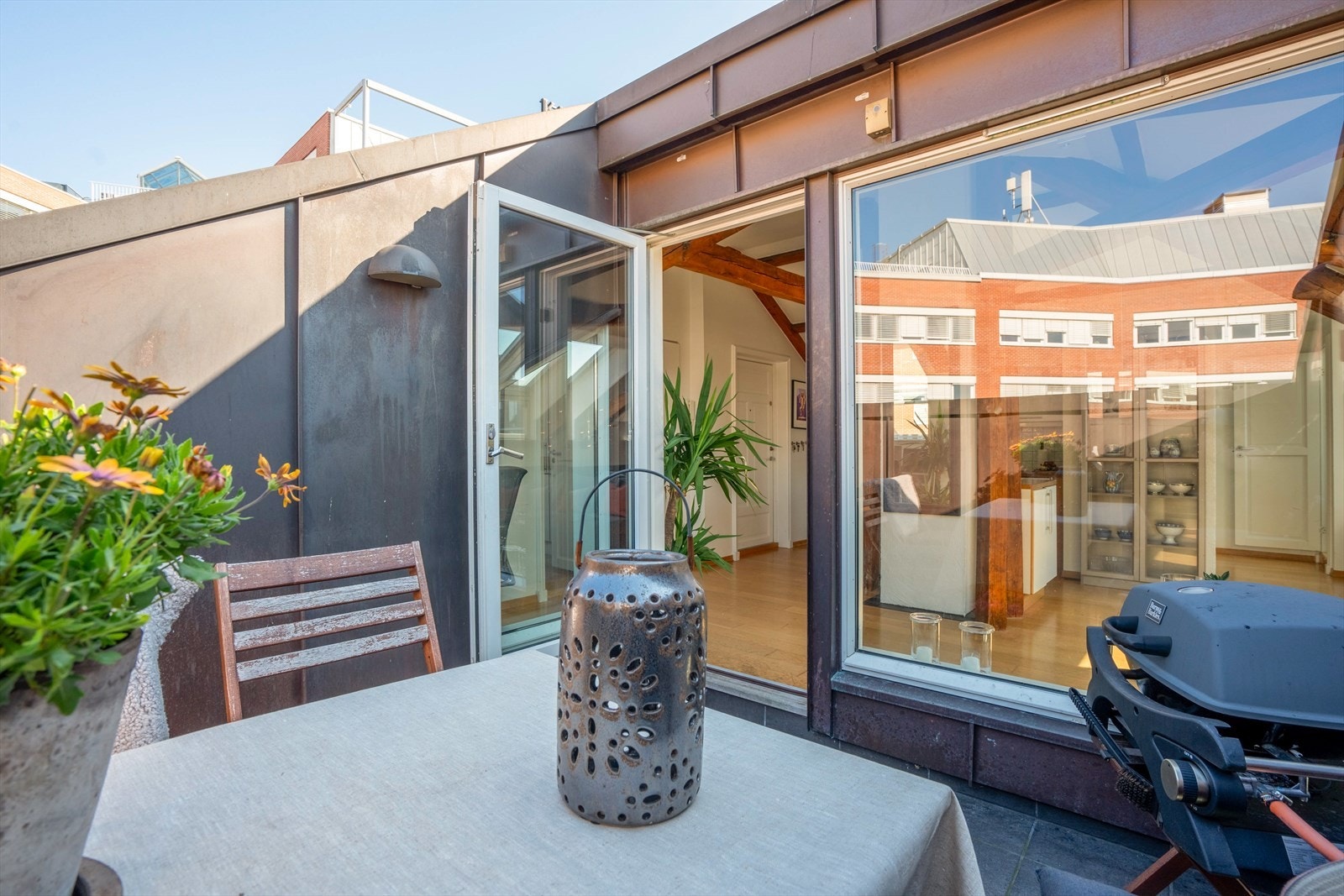 Fra stuen er det utgang til en solfylt takterrasse på 5,3 kvm. Galleribilde