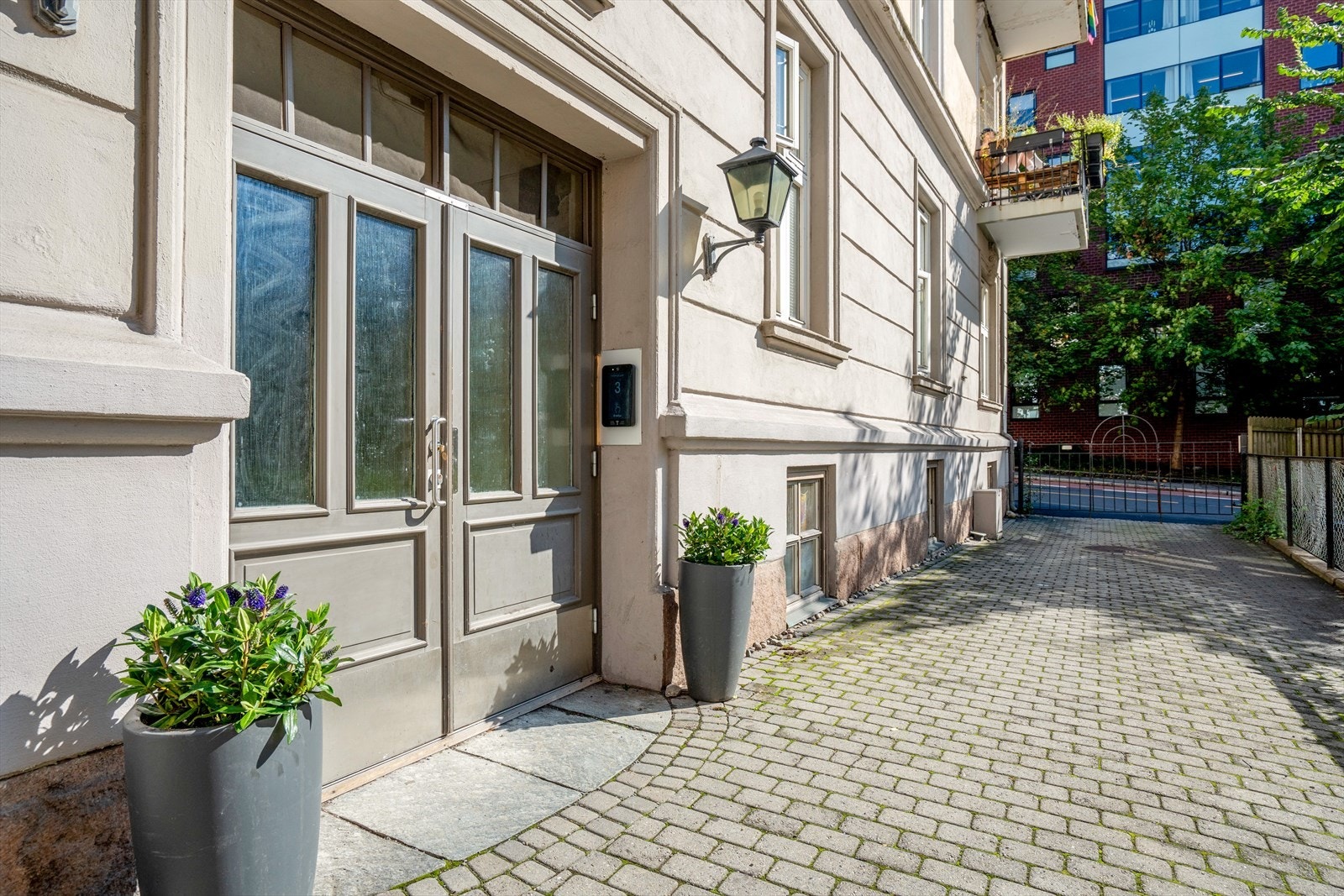 Inngang via pent opparbeidet gårdsrom Galleribilde