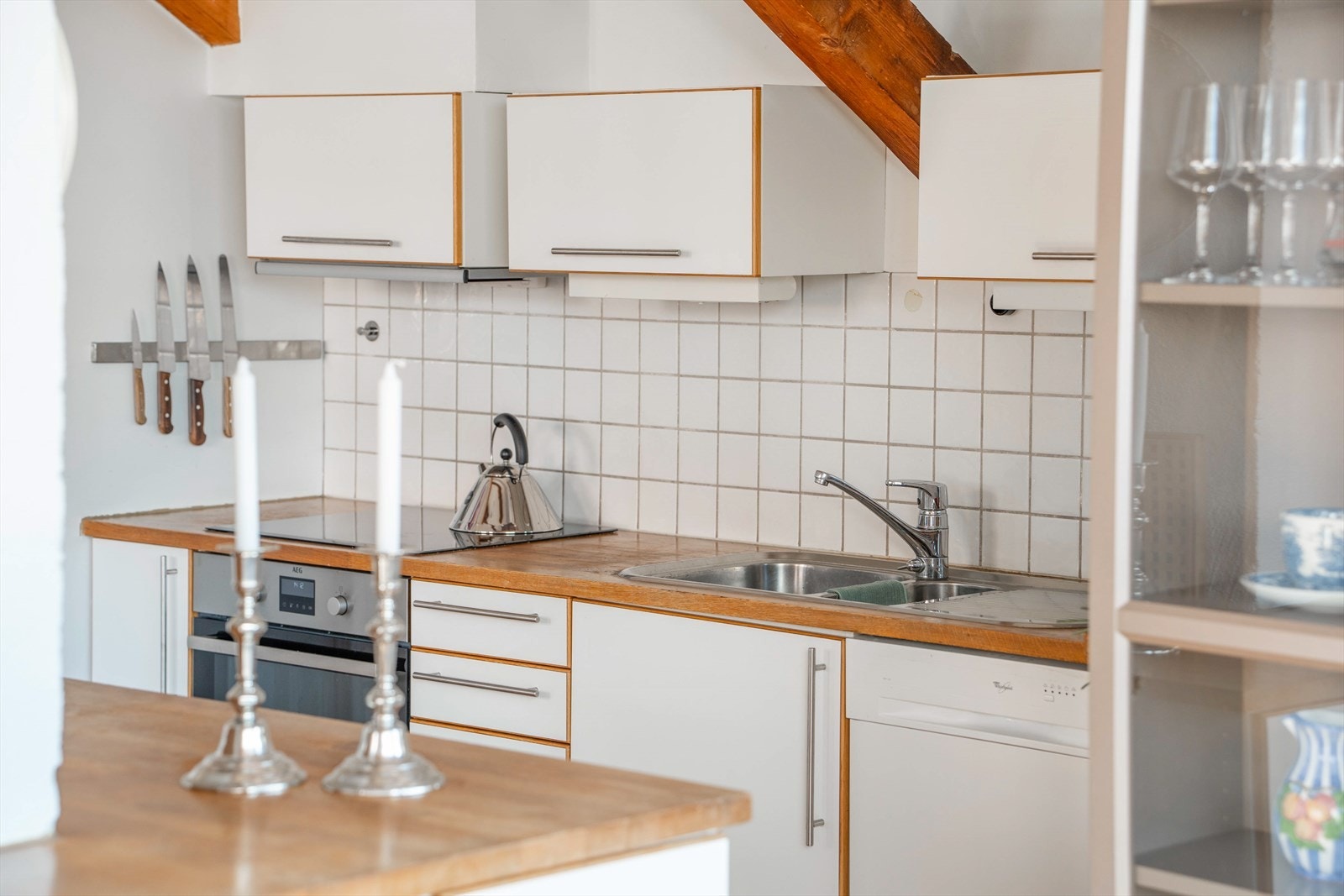 Det er godt med lagringsplass i både skap og skuffer Galleribilde