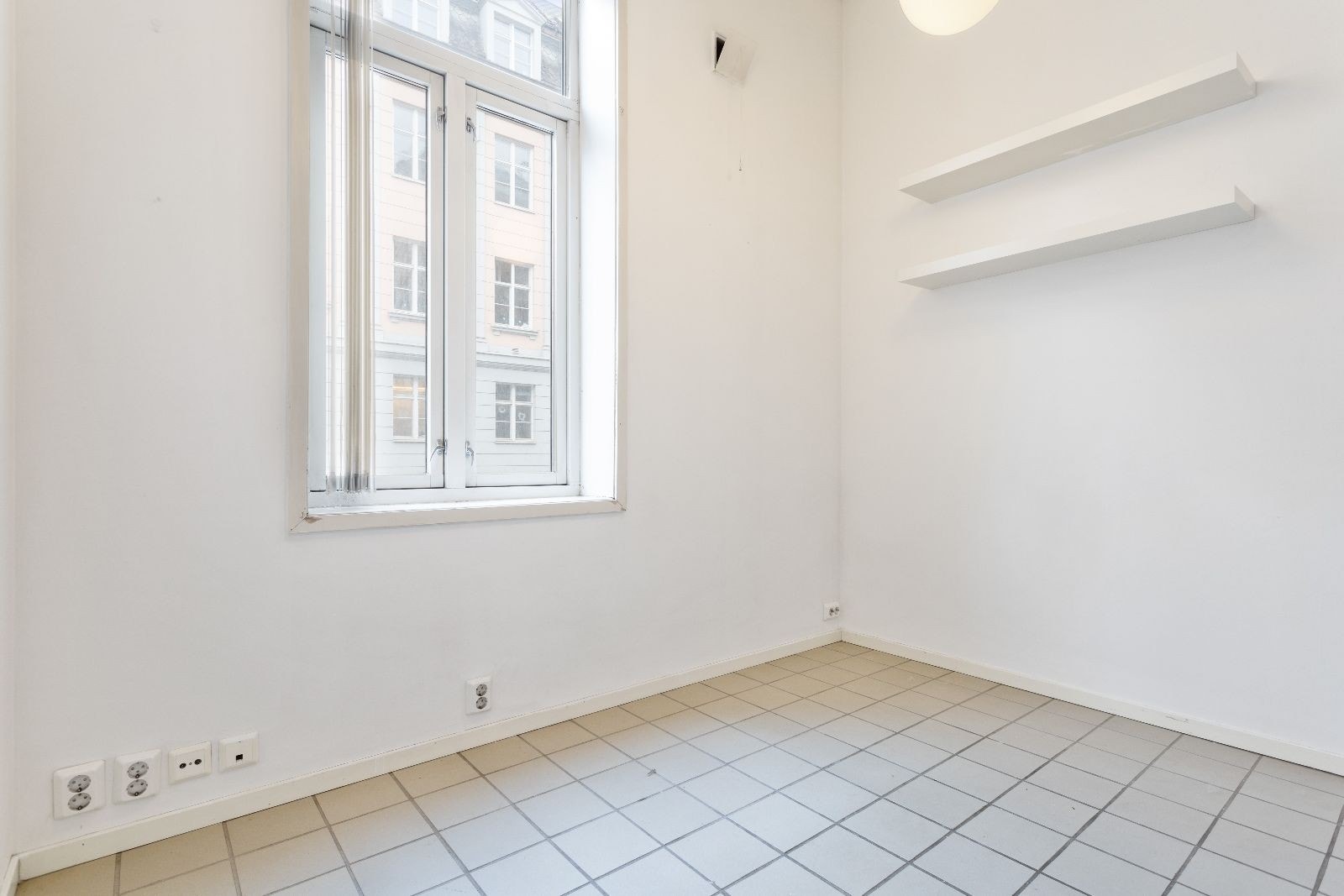 Stort vindu i stue. Plass til sofa, skap, TV og hyller. Galleribilde