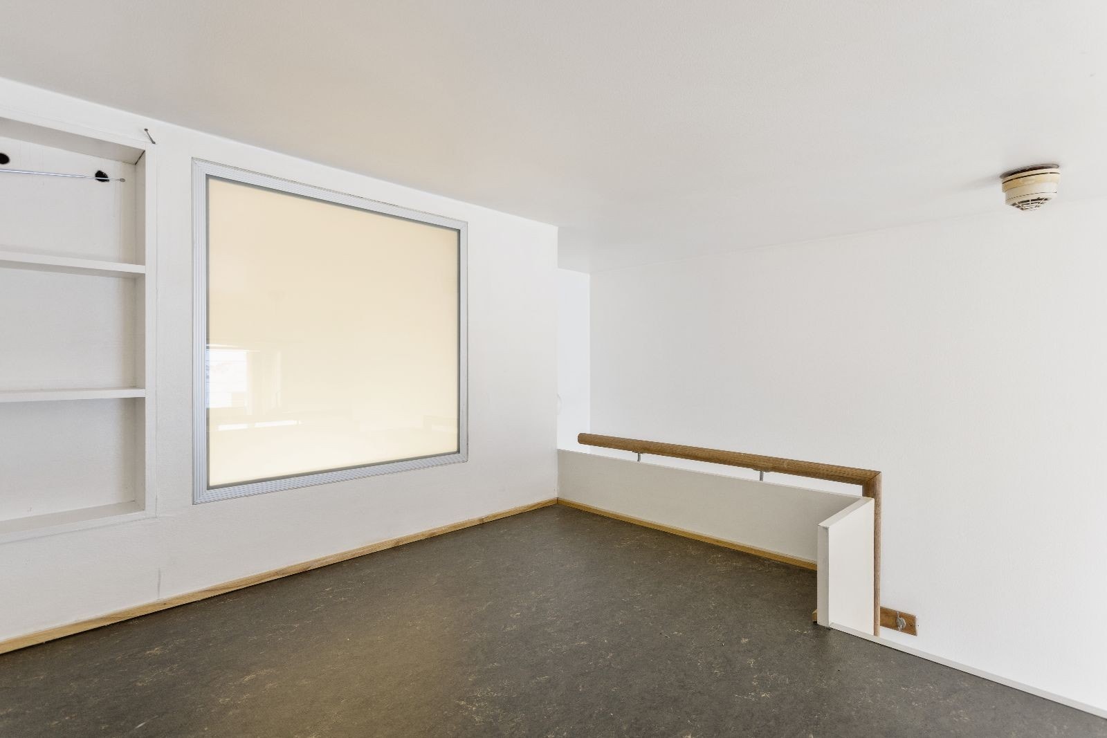 Hems med plass til seng, oppbevaring/kommode. Galleribilde