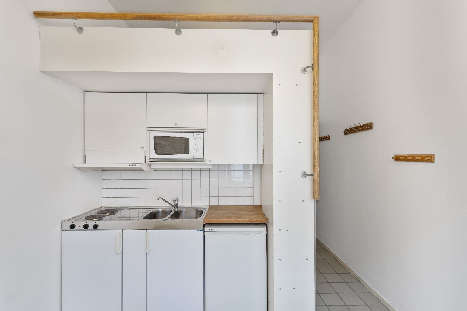 Kjøkkenet er av enkel løsning - skapplass, kombiskap, komfyr, mikrobølgeovn mm. Galleribilde