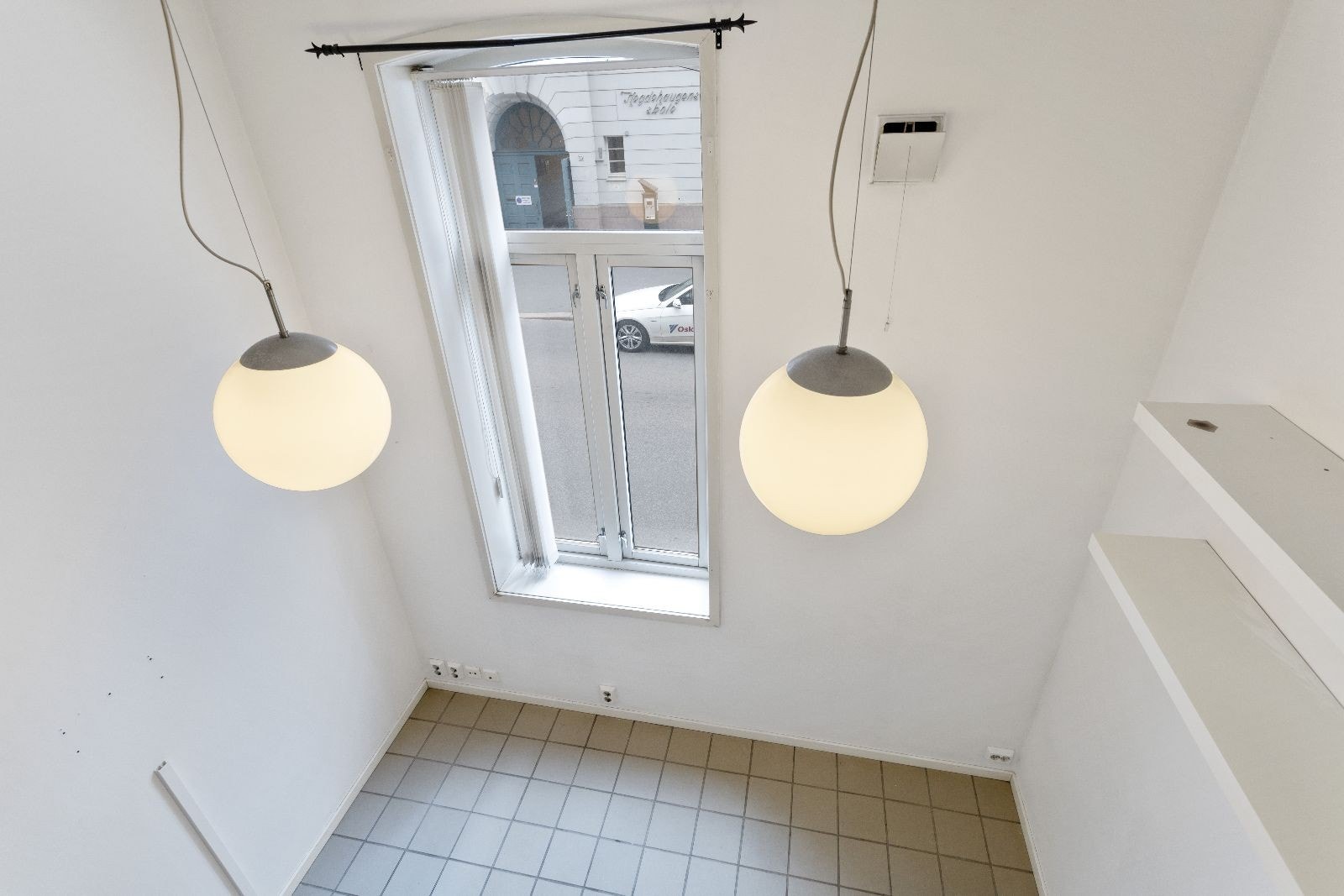 Praktisk leilighet med god takhøyde. 2 store taklamper og stort vindu skaper fint lys. Galleribilde