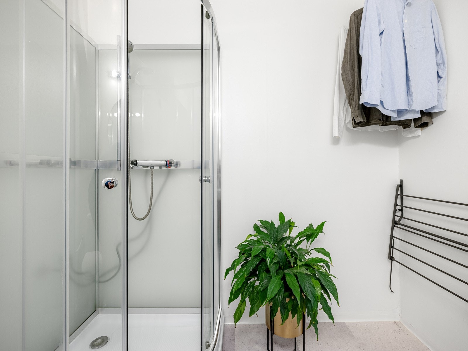 Bad/wc med nyere innredning og gulvoverflater Galleribilde