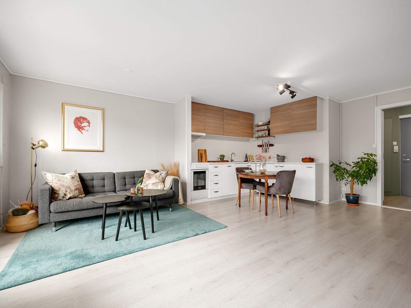 Stue og kjøkken i åpen løsning Galleribilde