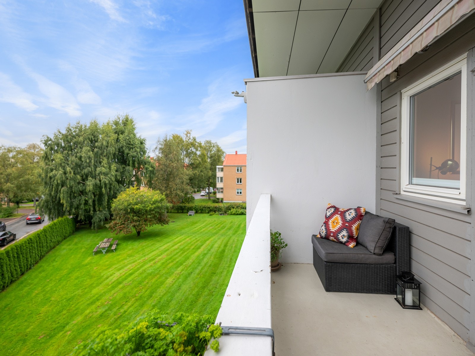 Utgang fra stuen til stor solrik balkong Galleribilde