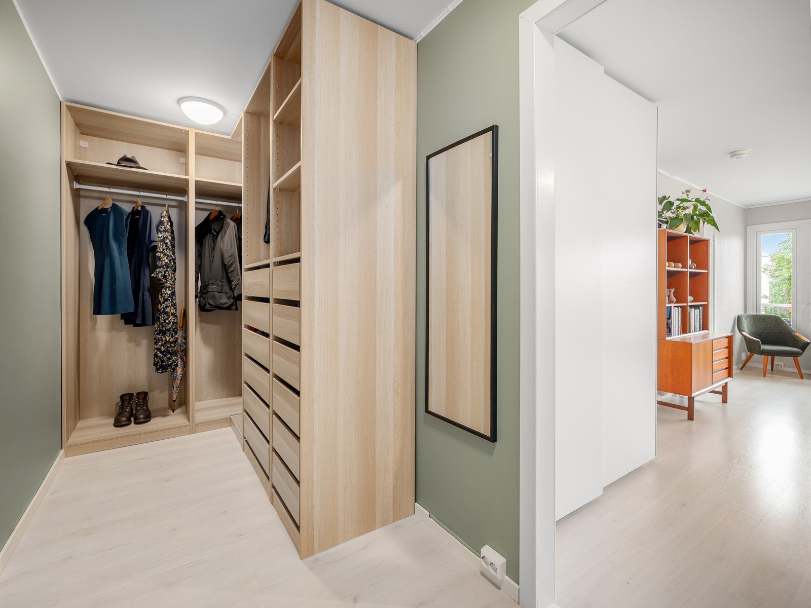 Entré/gang nylig pusset opp - Nye garderobeskap med innredning Galleribilde