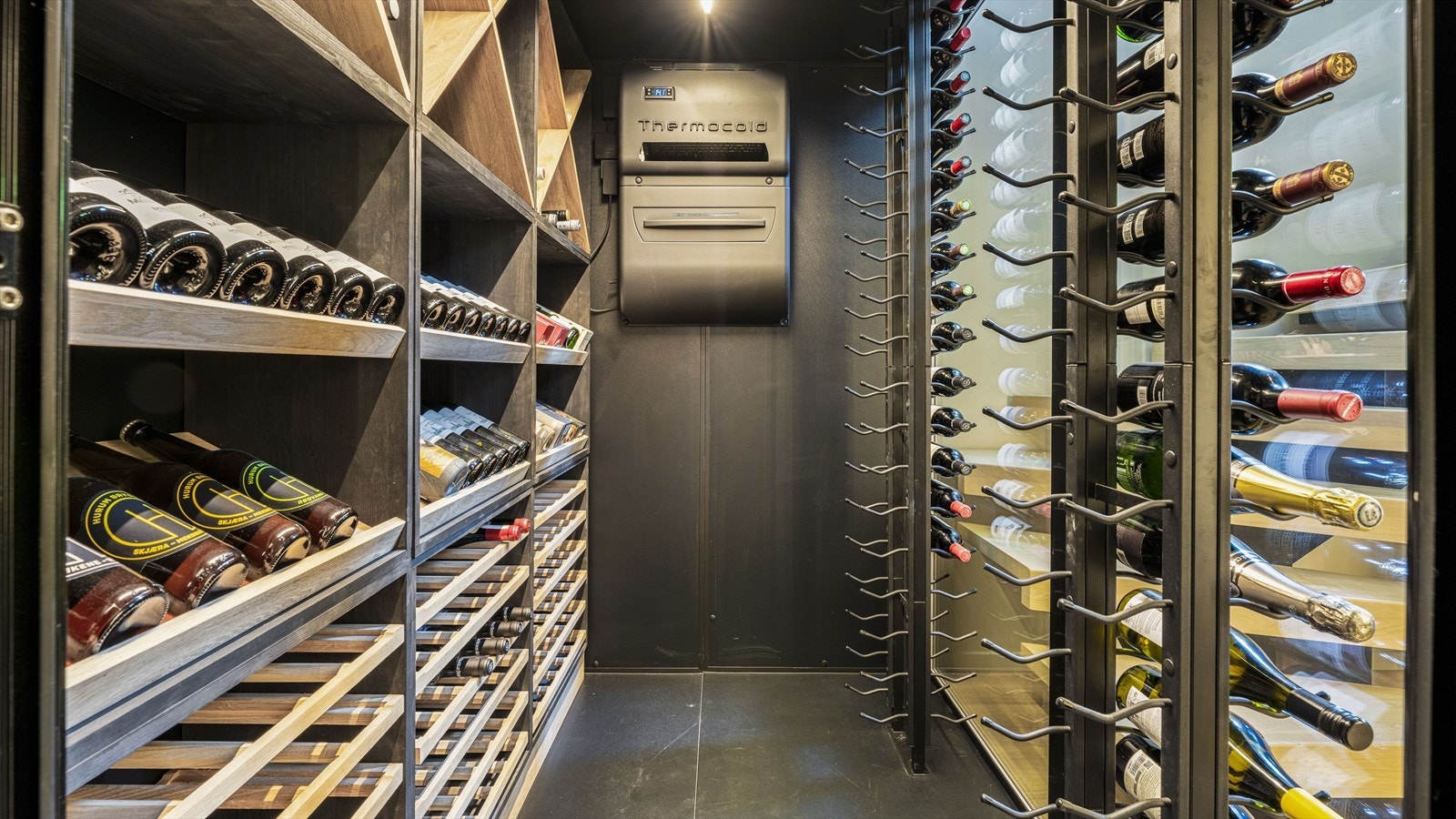 I boligen er det et klimaregulert vinrom Galleribilde