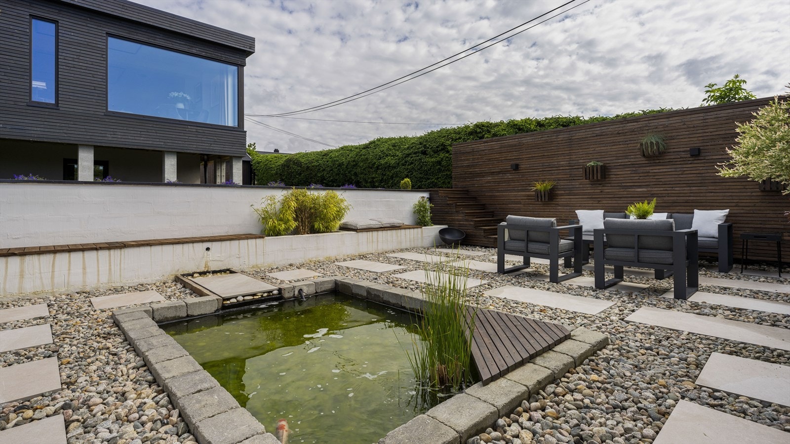 Fantastisk nedsenket uteareal med hagedam Galleribilde