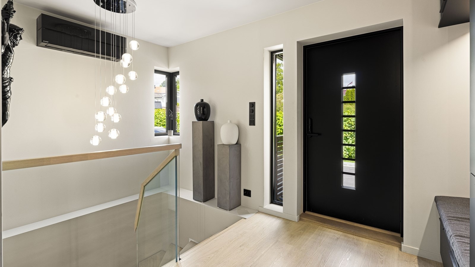 Inngangsparti med trapp ned til u.etg. Galleribilde