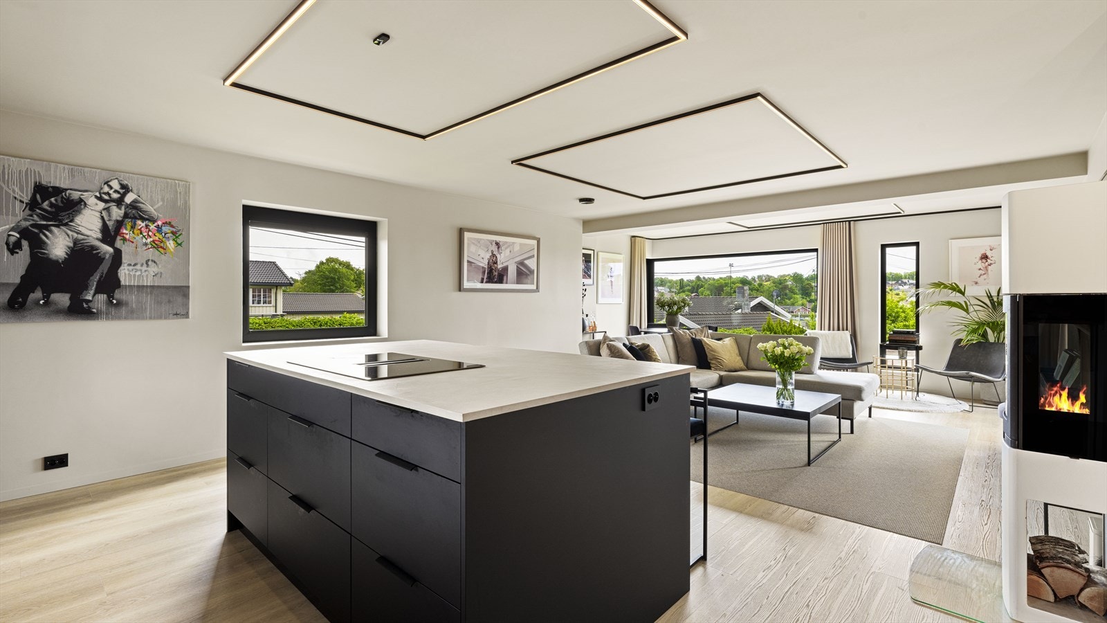 Åpen stue kjøkkenløsning med peisovn Galleribilde