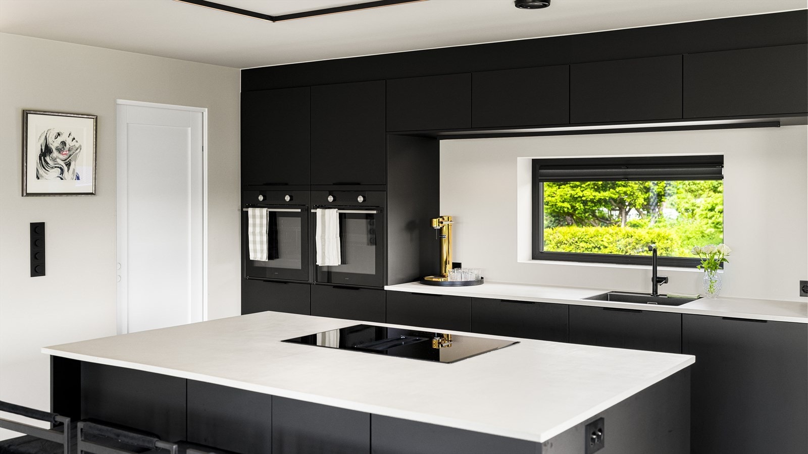 Kjøkken har stor kjøkkenøy med 80cm koketopp som har downdraft Galleribilde