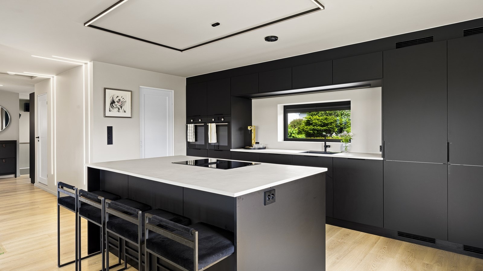 I boligen er det påkostet med integrerte ledlister i vegg og tak Galleribilde