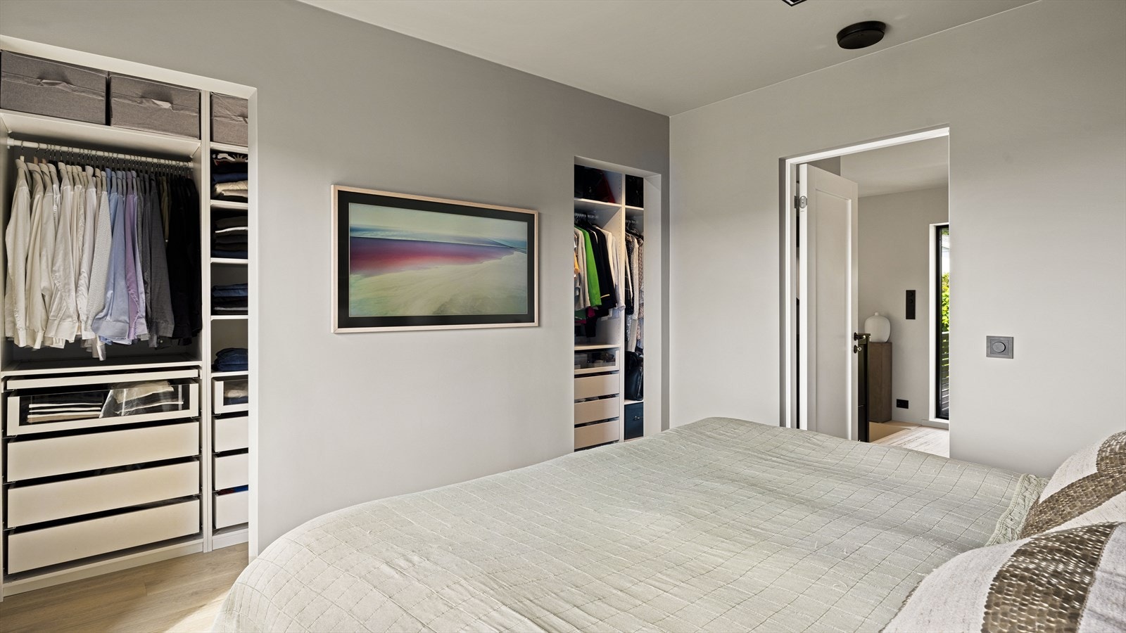 På soverom er det garderoberom og opplegg til vegghengt tv Galleribilde