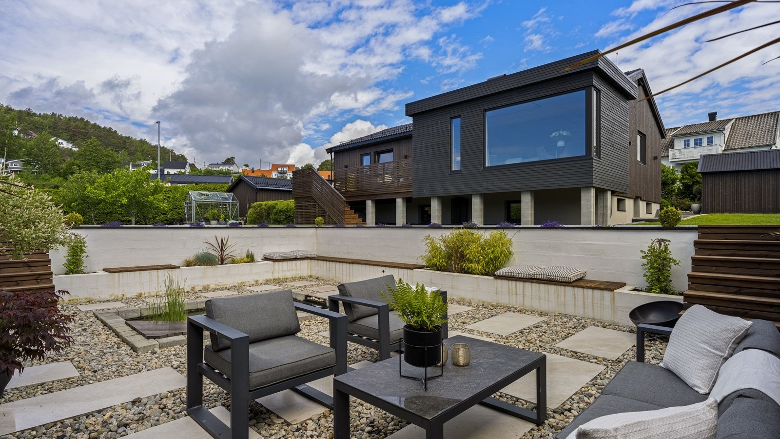 Boligen har en flott fasade som vender mot havnen på Fevik Galleribilde