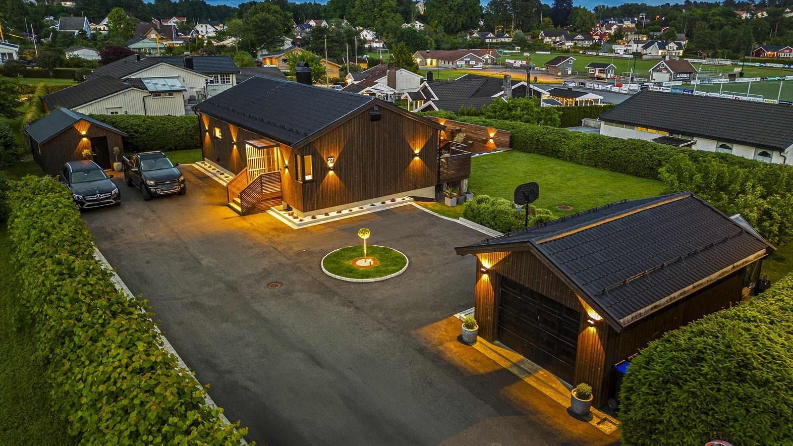 Boligen ligger sjønært til på Fevik Galleribilde