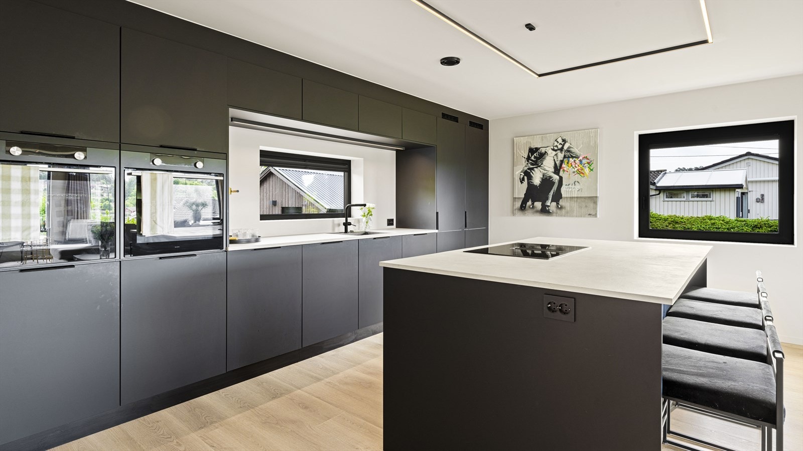 Påkostet kjøkken med integrerte hvitevarer Galleribilde