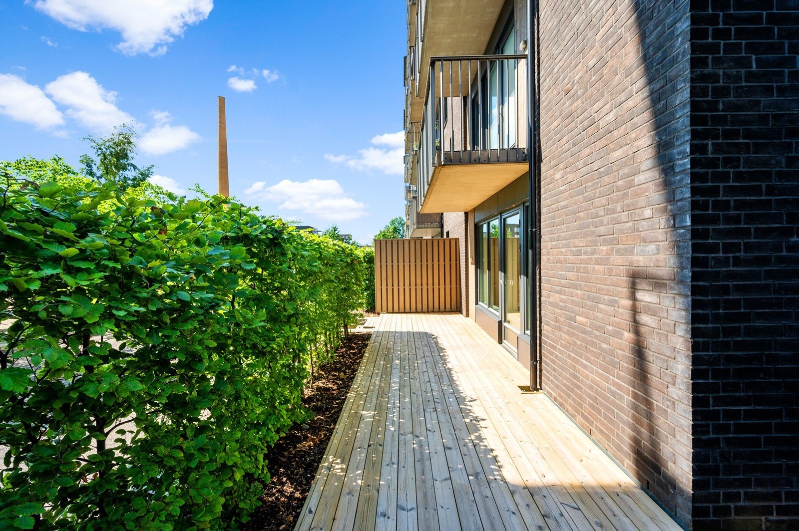 Terrassen måler hele 34 kvm, med andre ord er det god plass til sittegrupper og grill. Galleribilde
