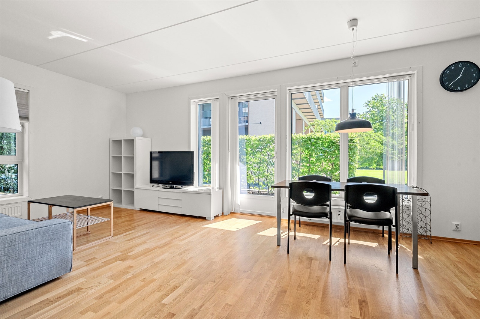 Stue og kjøkken ligger i en åpen og sosial løsning, som sammen med de store vindusflatene gir en romslig og luftig følelse. De store vindusflatene bidrar også til rikelig med naturlig lys. Galleribilde