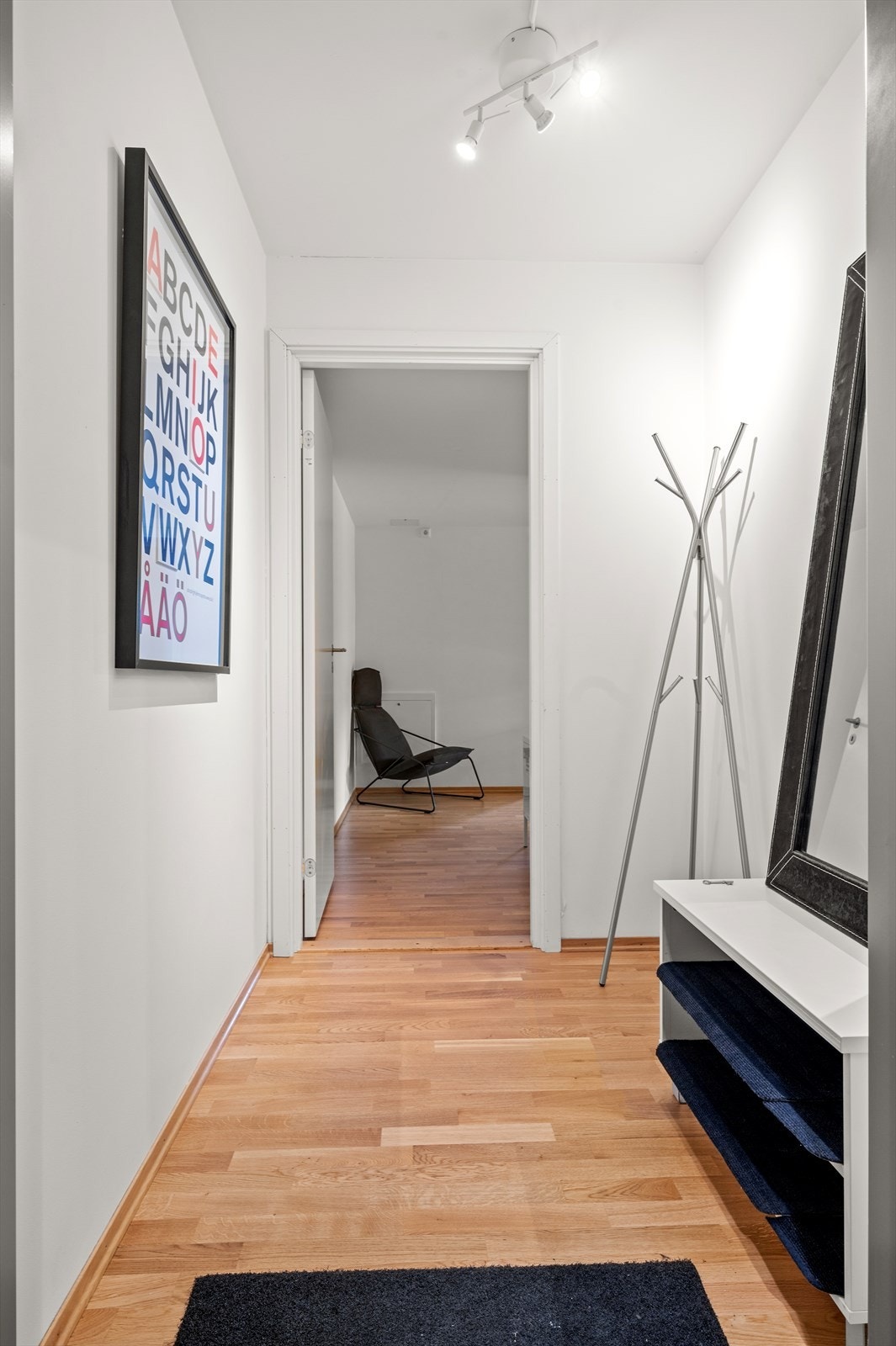 Velkommen inn! Entréen er med på gi et godt førsteinntrykk av leiligheten. Her er det god plass til garderobe/oppbevaringsmøbler for oppbevaring av yttertøy og sko. Galleribilde
