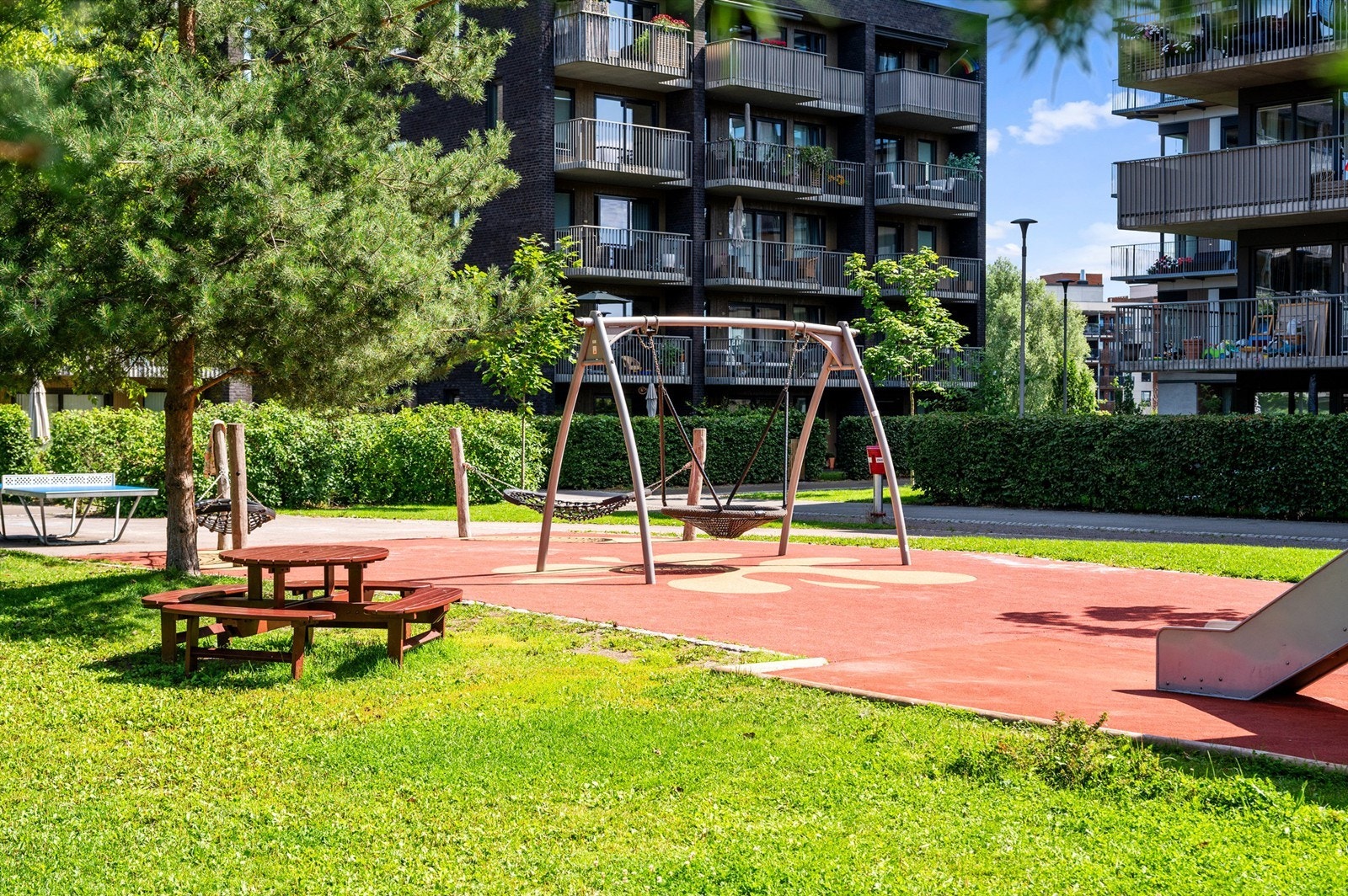 Området er stille og svært barnevennlig omkranset av flotte grøntarealer. Egen bom inn til området for å sikre den barnevennlige og trygge profilen - Marienfryd er et herlig område både for store og små! Galleribilde