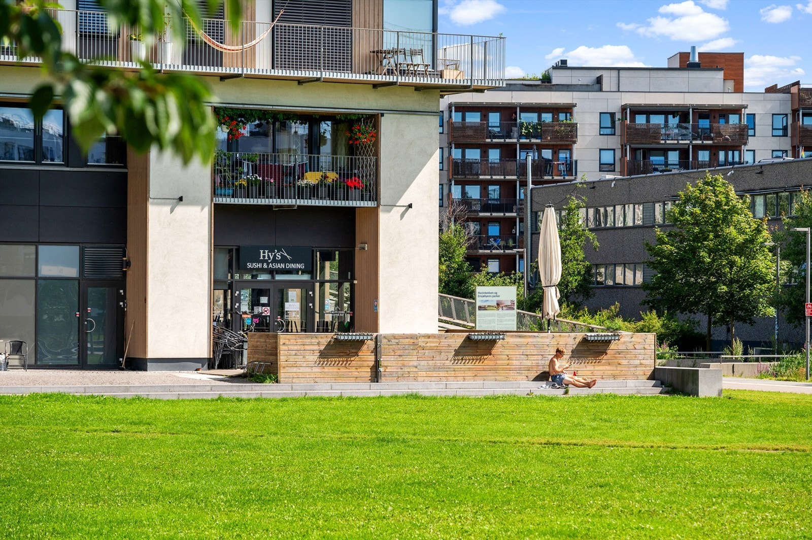 Høyhuset på Marienfryd ligger i umiddelbar nærhet med både sushi restaurant, take away restaurant (Zam Zam) og frisør/make up og Thairestaurant. Galleribilde