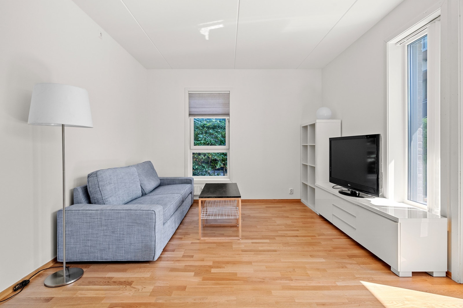 Stuen har lysmalte vegger som harmonerer fint med øvrige overflater. Her er det lett å innrede etter egen stil og ønske. Galleribilde