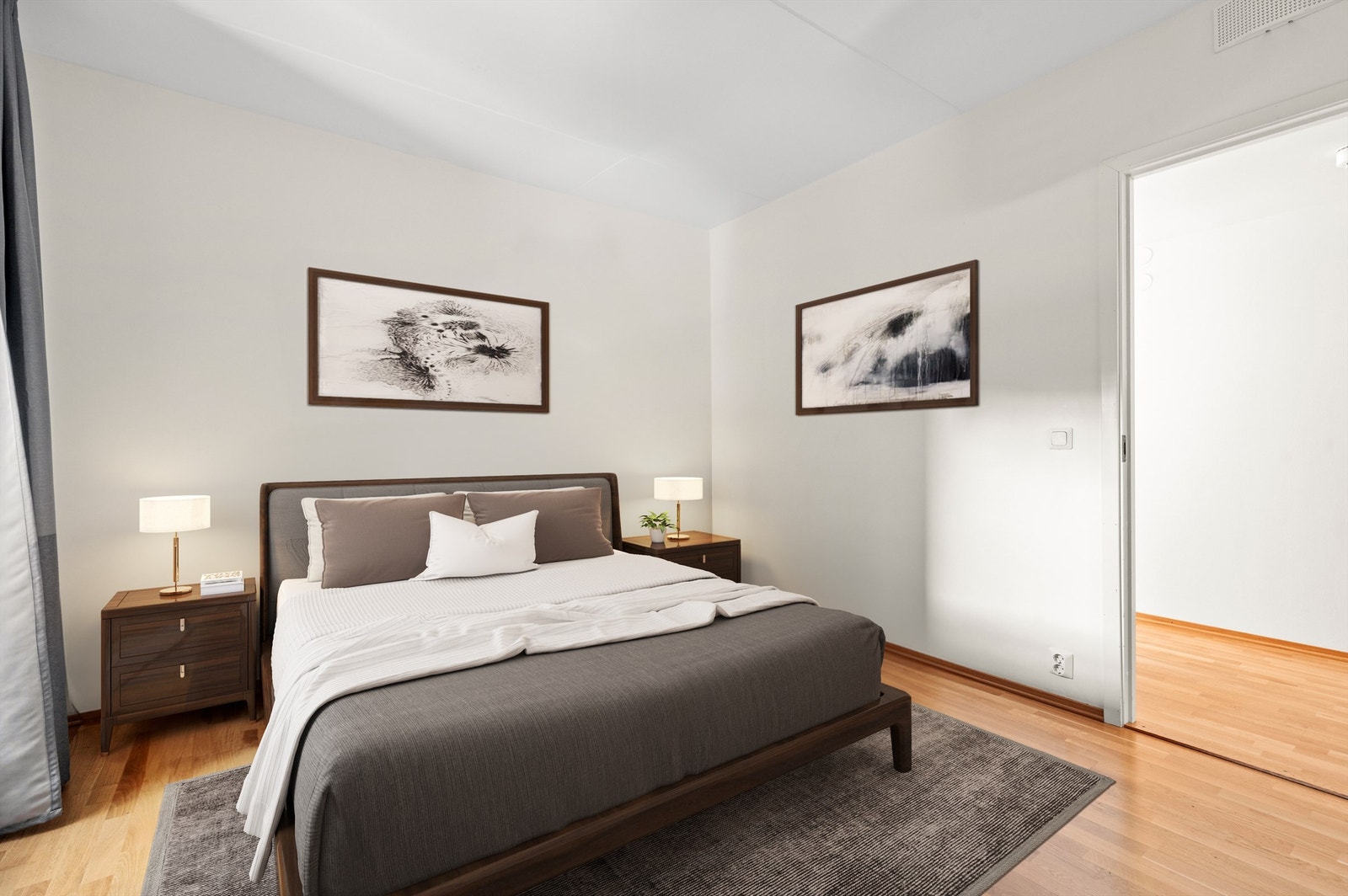 Det er rikelig med oppbevaringsplass i stor skyvedørsgarderobe. Galleribilde