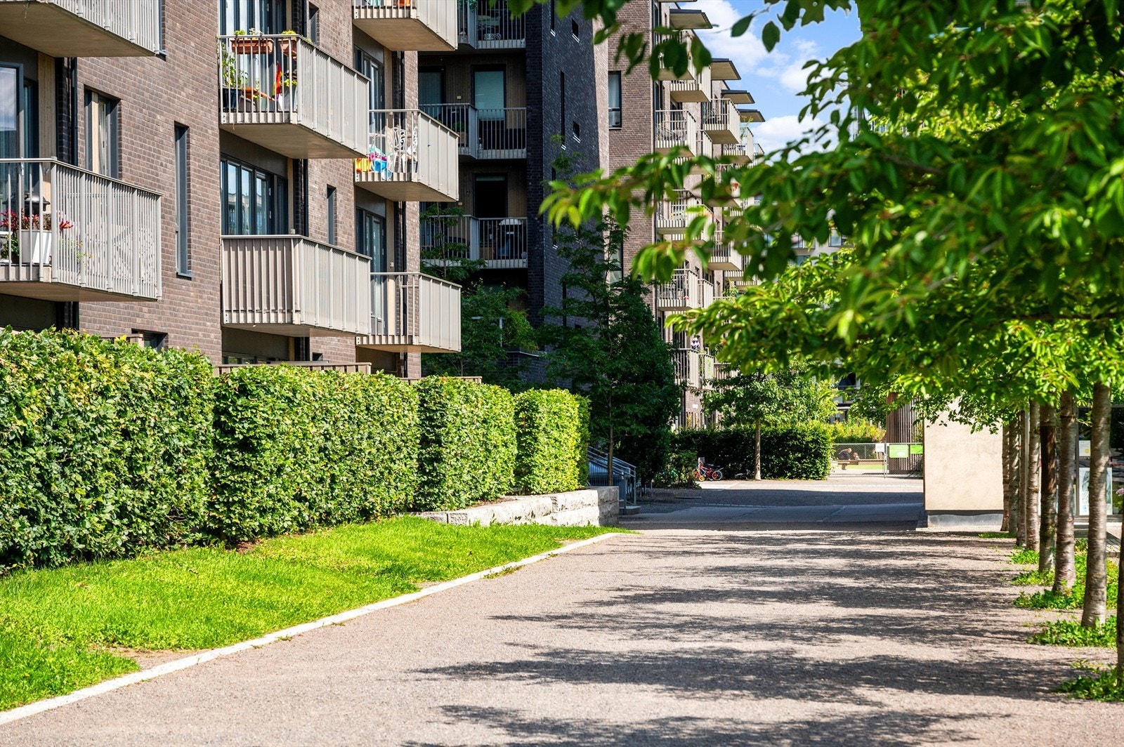 Pent opparbeidet eiet tomt på 890 kvm med gang- og sykkelveier, samt beplantning, lekeplass og sittegrupper som tilhører sameiet. Galleribilde