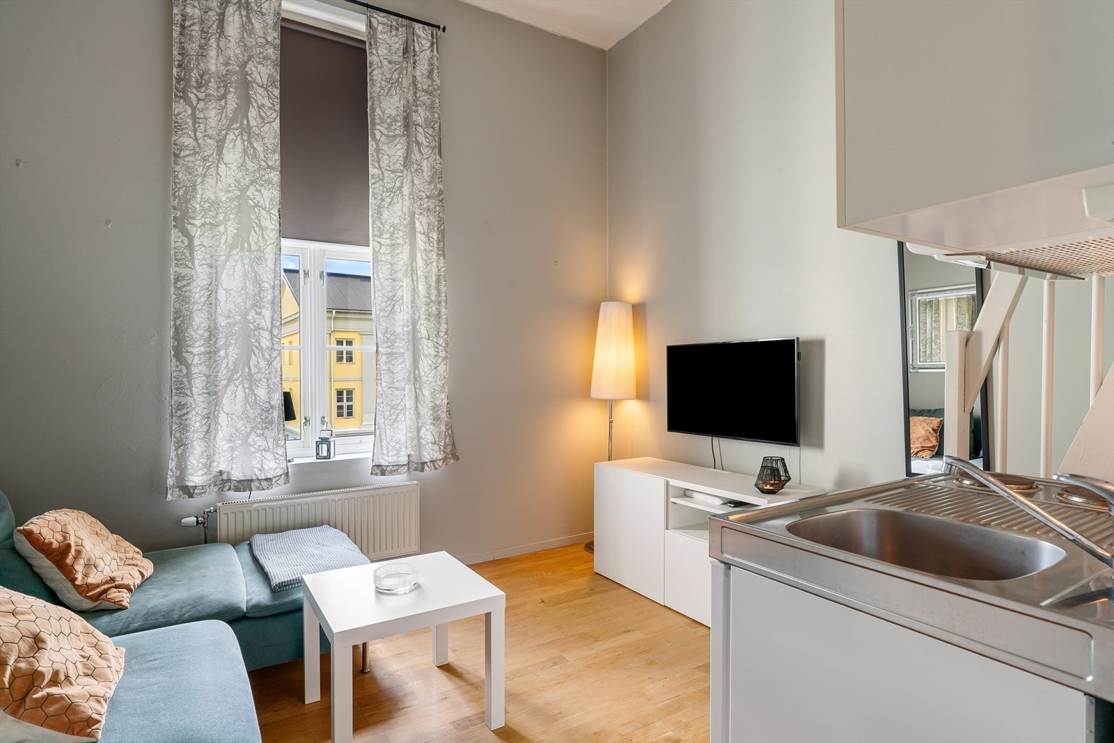 Leiligheten vender i sin helhet ut mot felles bakhage. Galleribilde