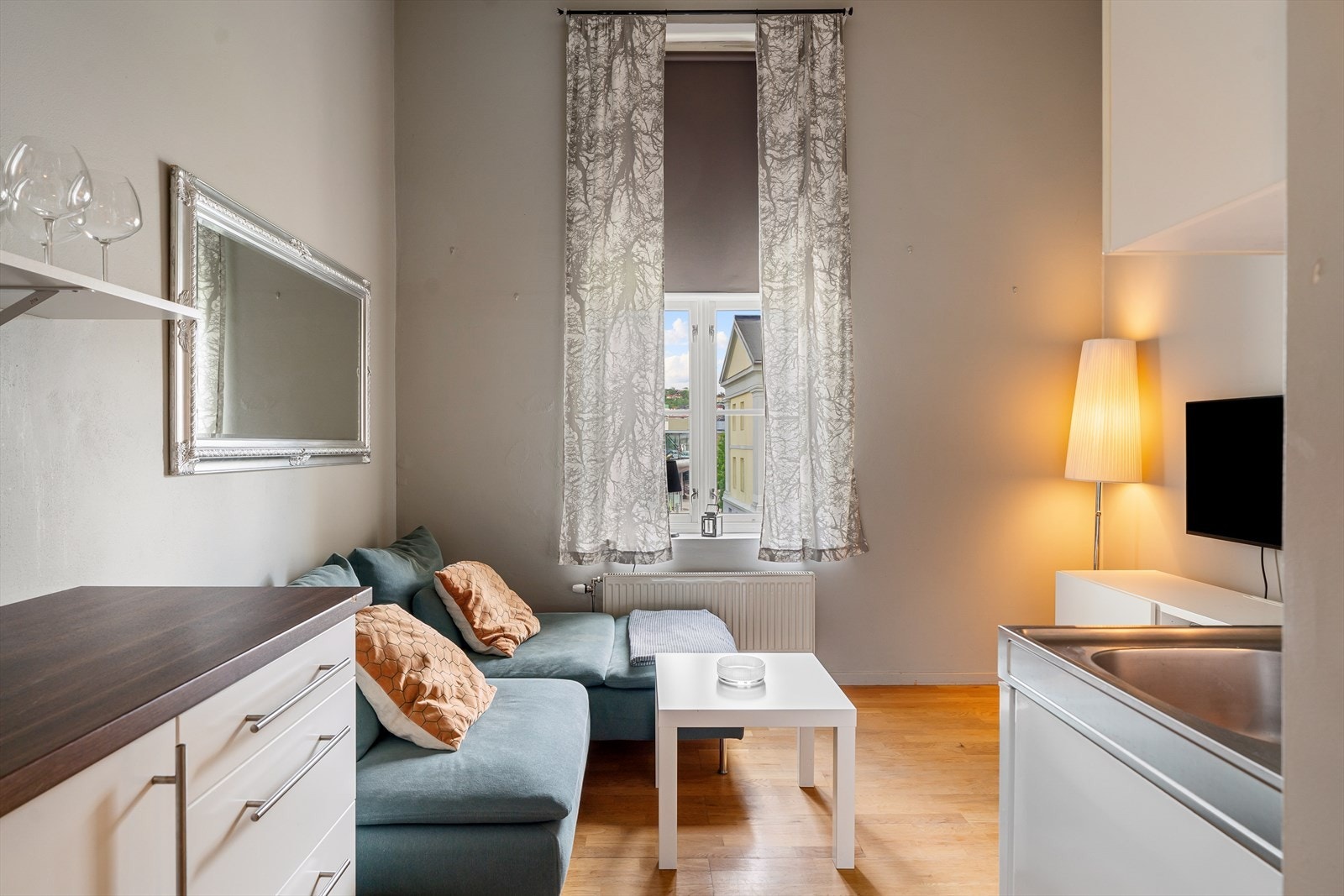 Det er varmt vann og radiatorer, tilknyttet fellesanlegg. Galleribilde