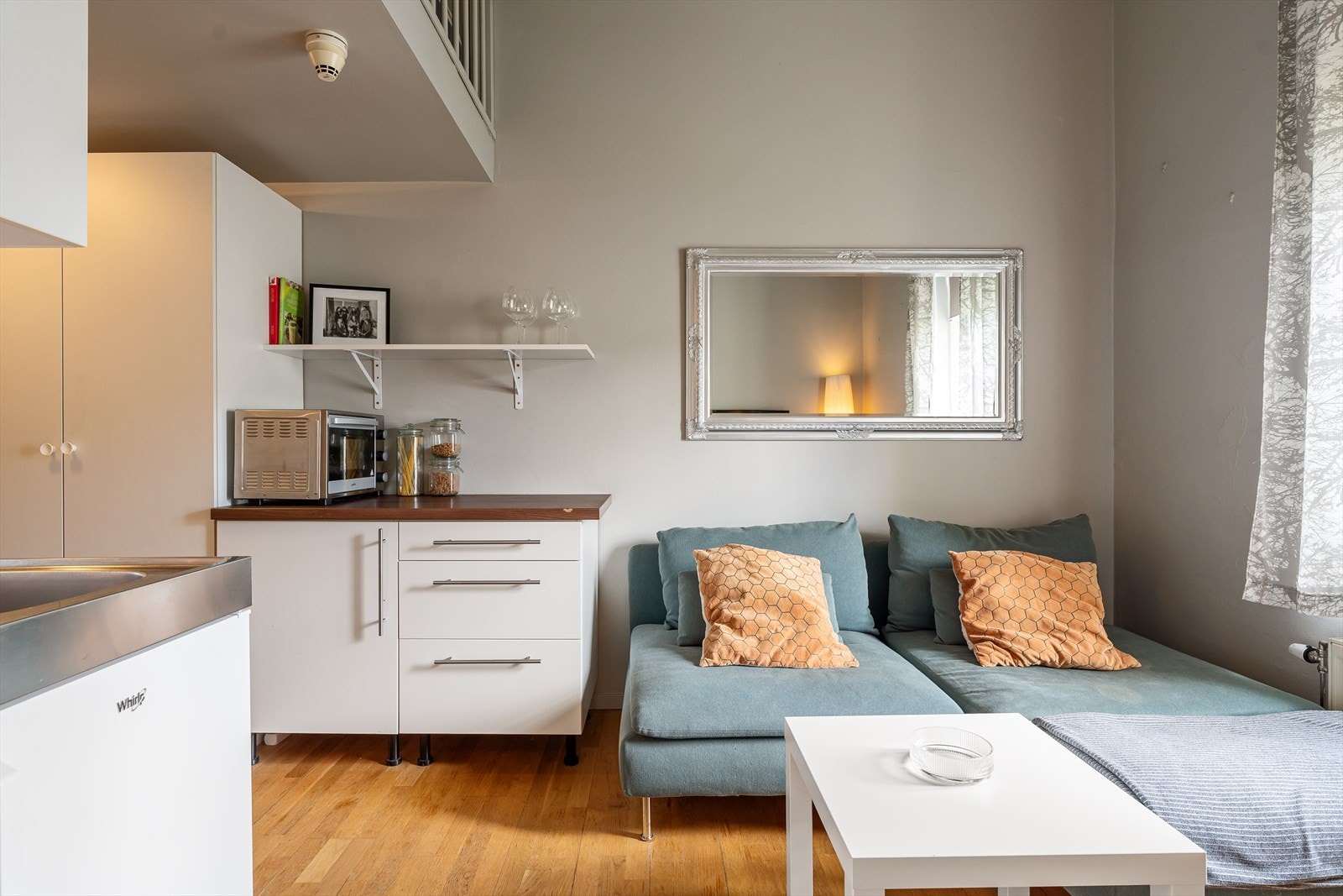 Det er god plass til sofa samt medie- og oppbevaringsmøblement i stuen. Galleribilde