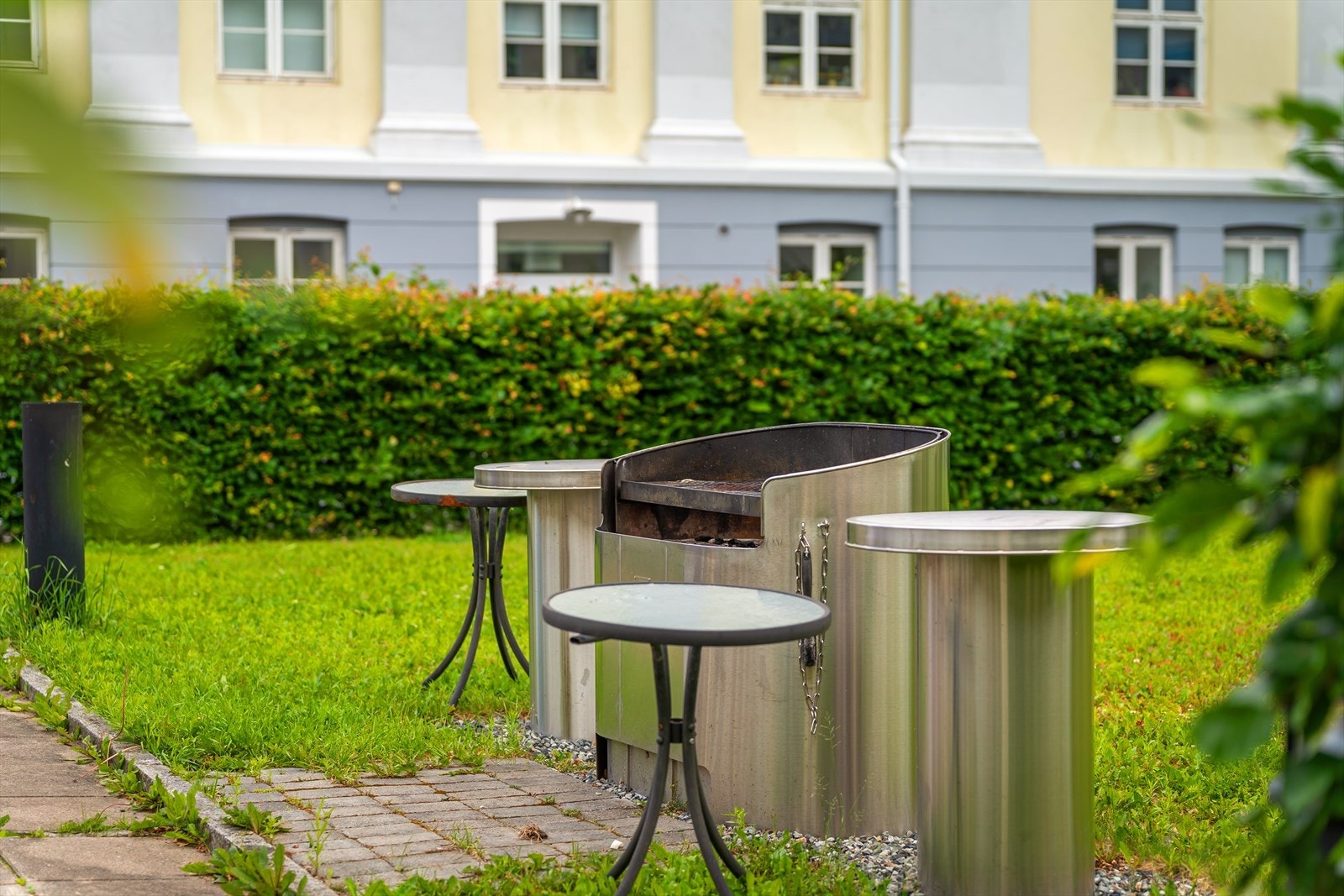 Felles grill i bakgård for hyggelige sammenkomster. Galleribilde
