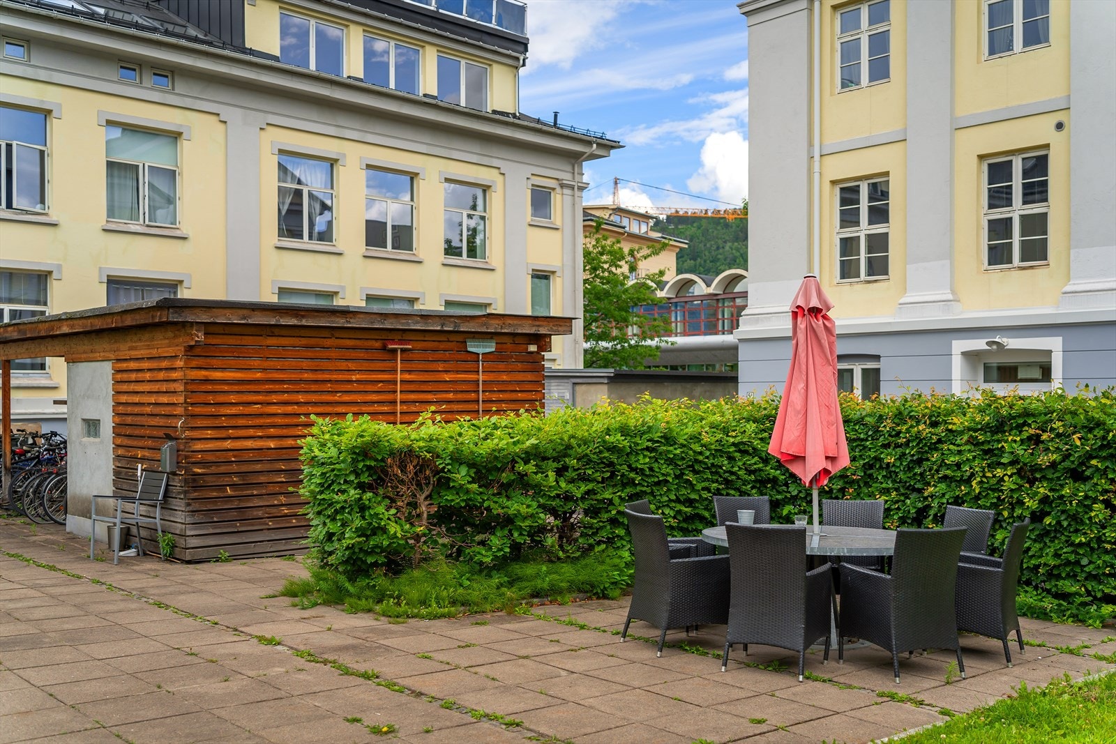 Det er flere sittegrupper i bakgården, der man kan nyte solfylte dager. Felles sykkelskur i bakgård. Galleribilde