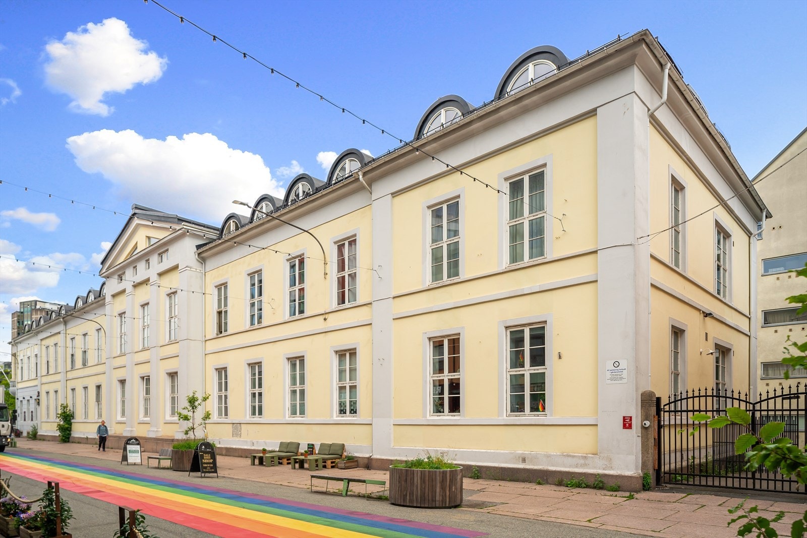 Her bor du med togstasjon i umiddelbar nærhet og gangavstand til "alt" av servicetilbud, cafeer, restauranter mm. Galleribilde