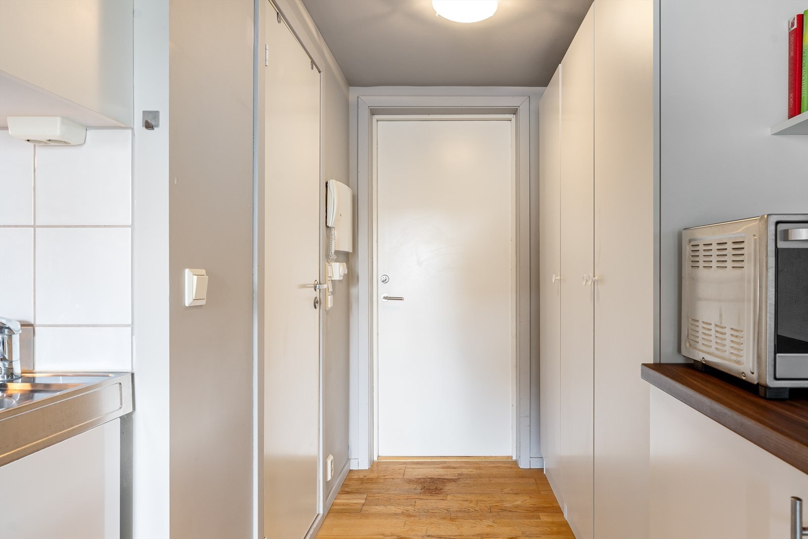 Velkommen inn! Entrèen byr på gode oppbevaringsmuligheter i skap. Det er i tillegg en stor bod i kjeller og skap på hems. Galleribilde