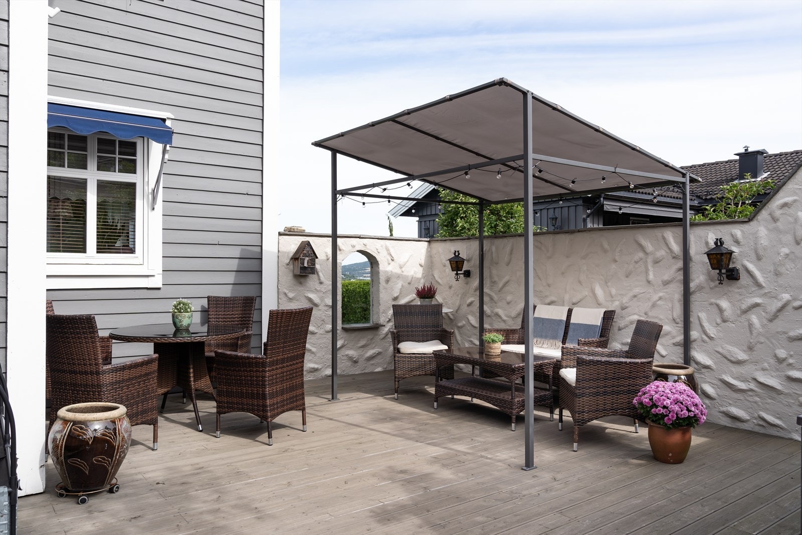 Skjermet uteområdet ved siden av inngangspartiet. Her sitter du helt i le fra innsyn og vind. Galleribilde