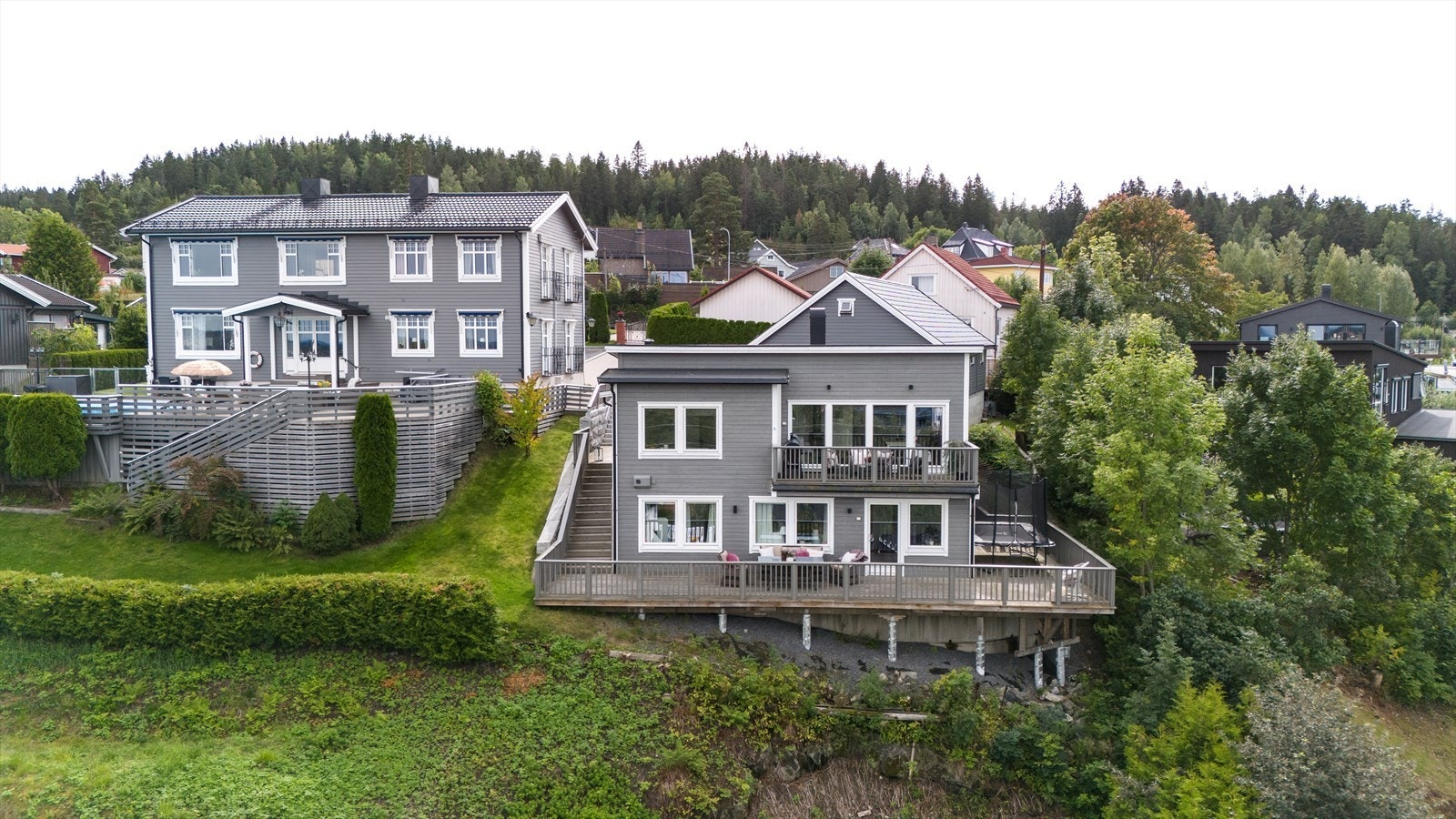 Eneboligen er fra 2016 og har gjennomgående god standard. Flotte utearealer med terrasse på til sammen 77 kvm. Galleribilde