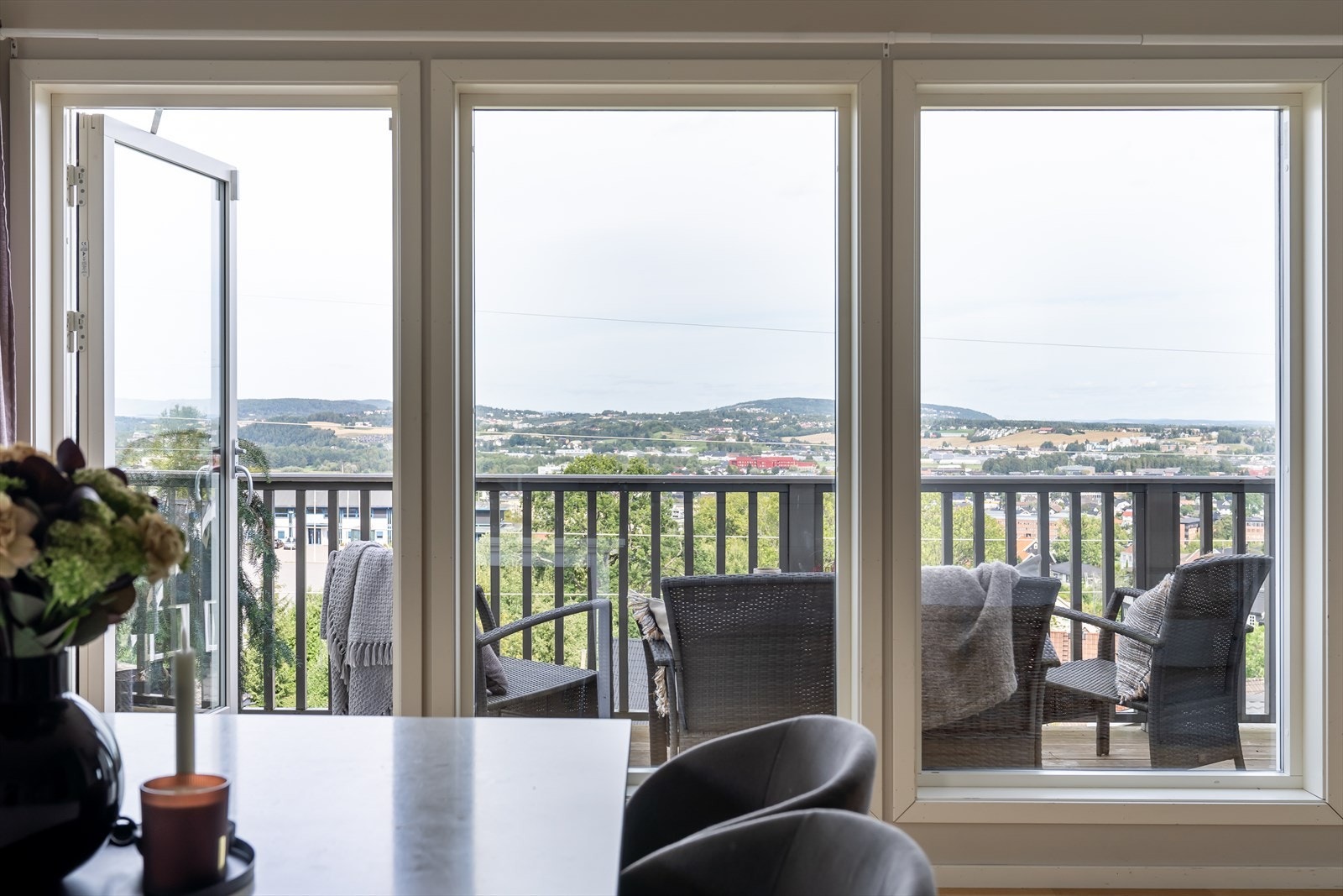 Fra stuen har du vidstrakt utsikt. Her har du også utgang til terrasse på ca. 10 kvm. Galleribilde