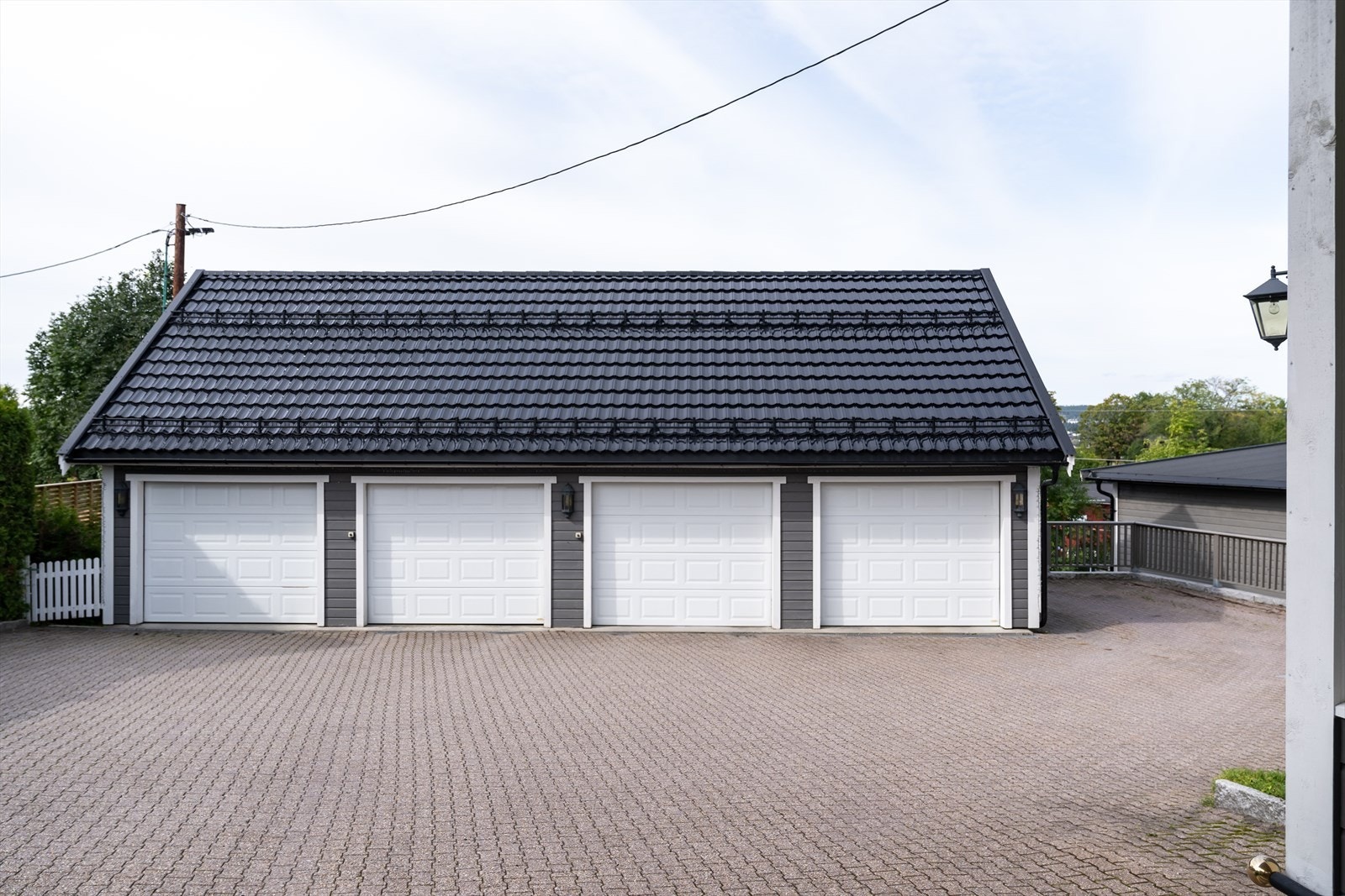 Garasjerekke med plass til fire biler, samt godt med lagringsplass i bakkant av garasjen og på hems. Galleribilde