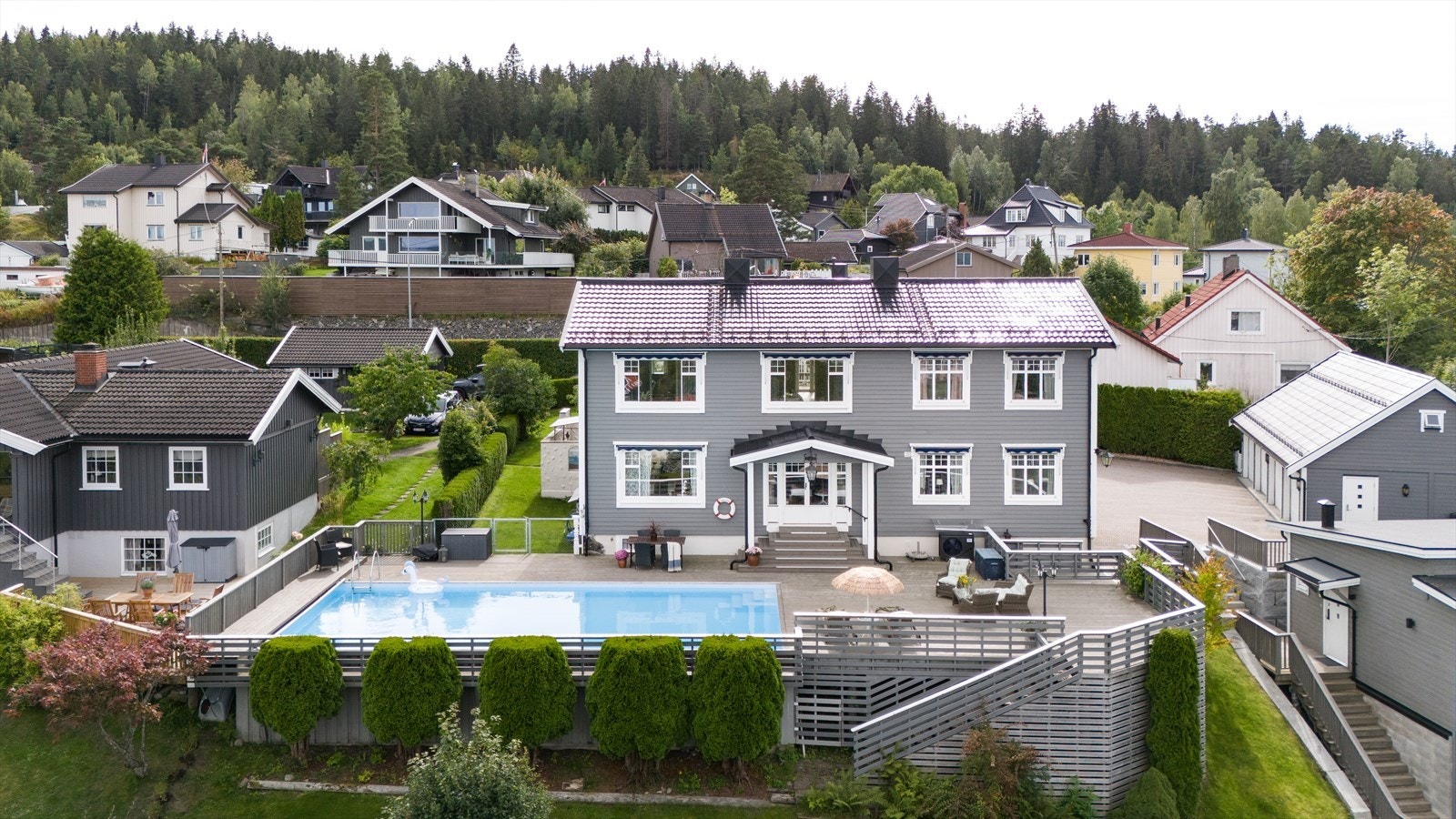 Det er terrasse på over 200 kvm. og oppvarmet basseng til hete sommerdager. Galleribilde