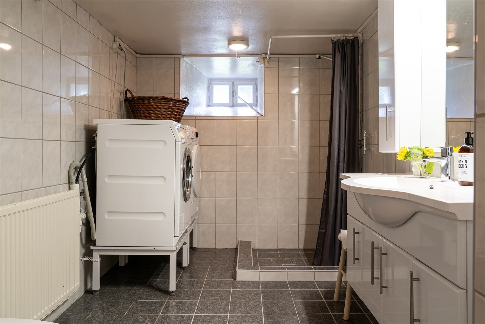 Bad/vaskerom i kjeller. Galleribilde