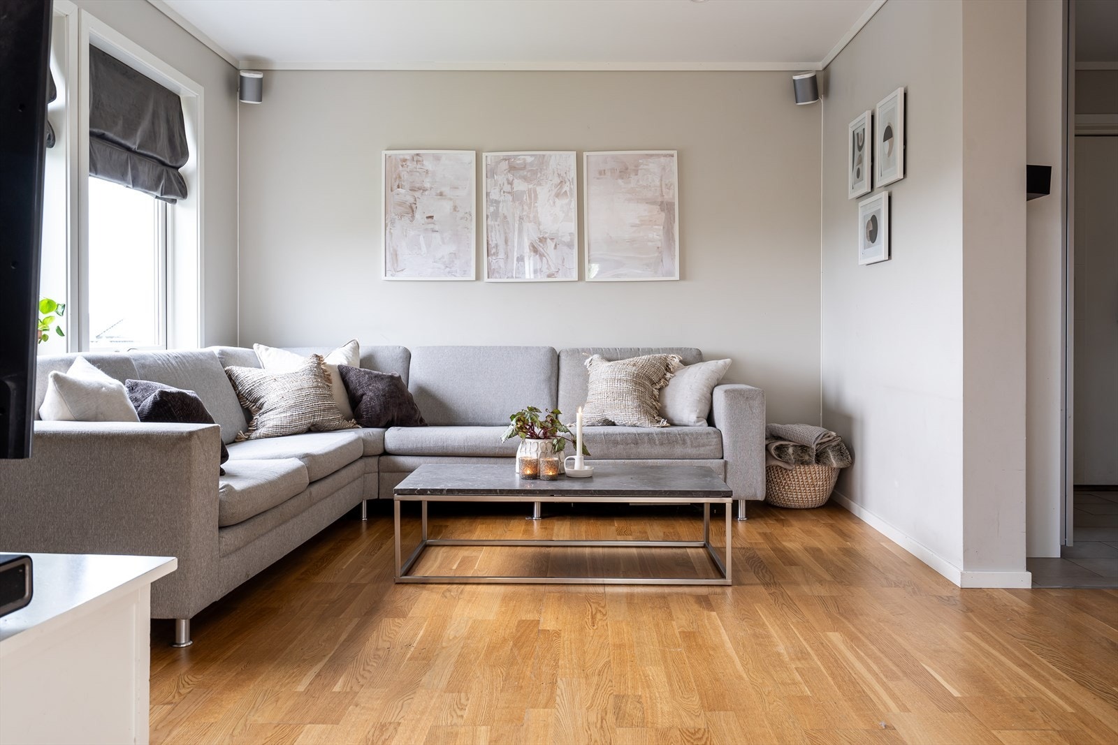 Hovedetasjen består av åpen stue- og kjøkkenløsning. Galleribilde