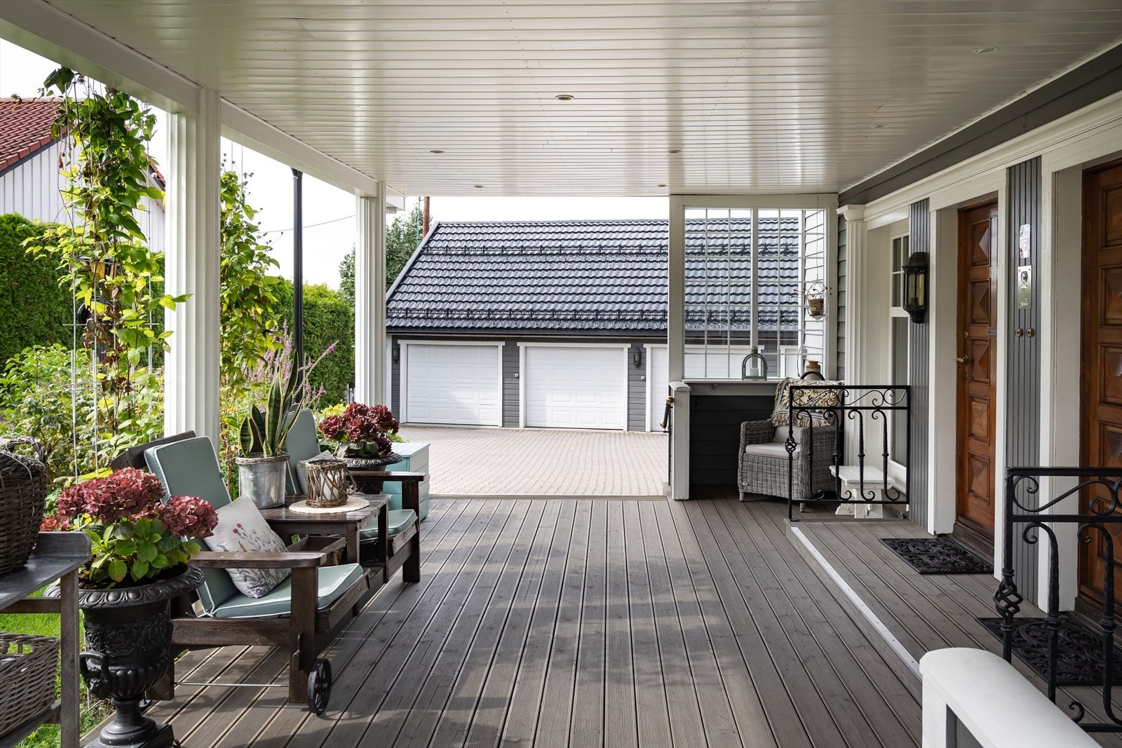 Overbygd inngangsparti med herskapelig preg. Her er det også god plass til sittegrupper, samt tilgang til skjermet uteområde. Galleribilde