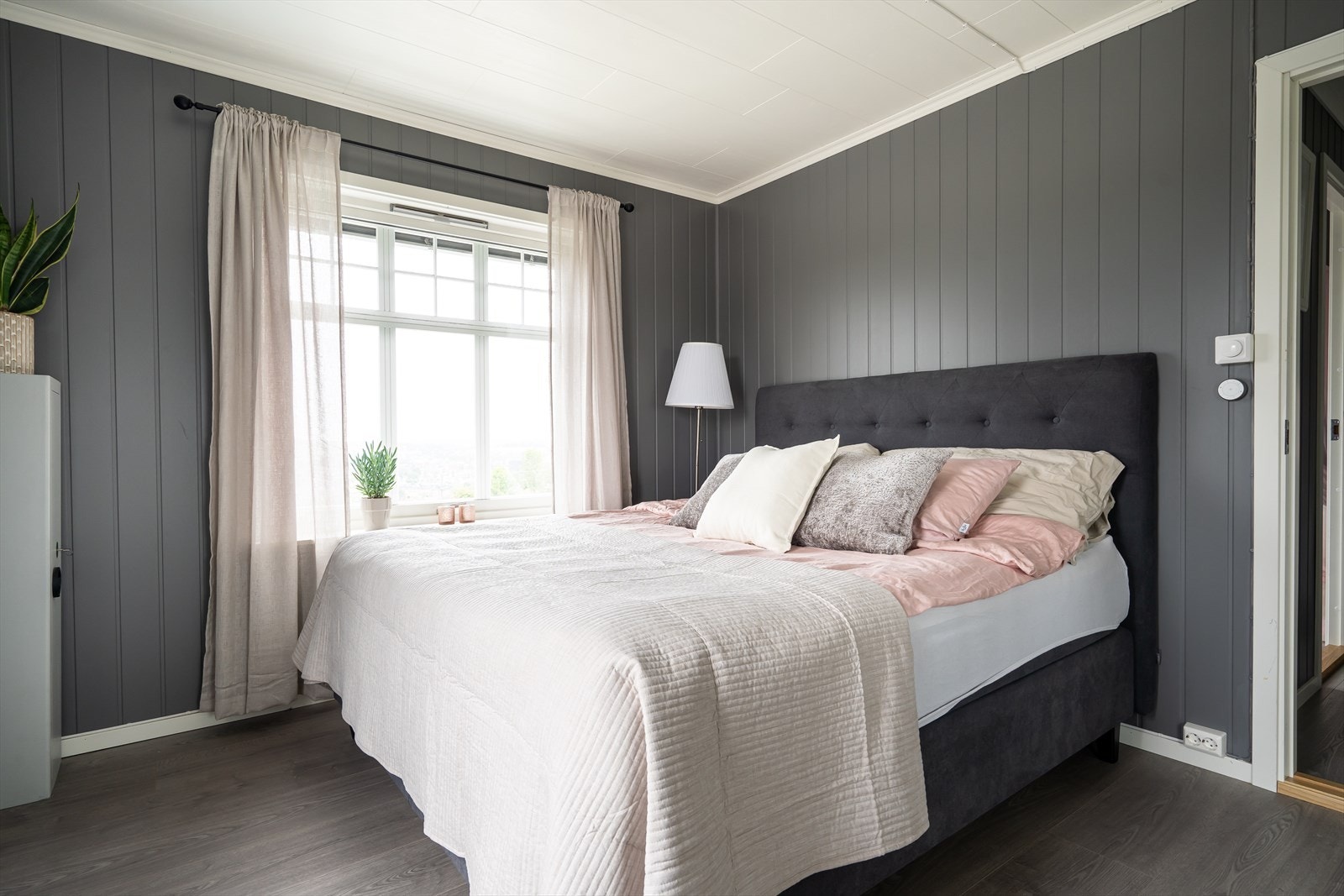 Andreetasje har tre gode soverom alle med god plass til seng og garderobeløsning. Galleribilde