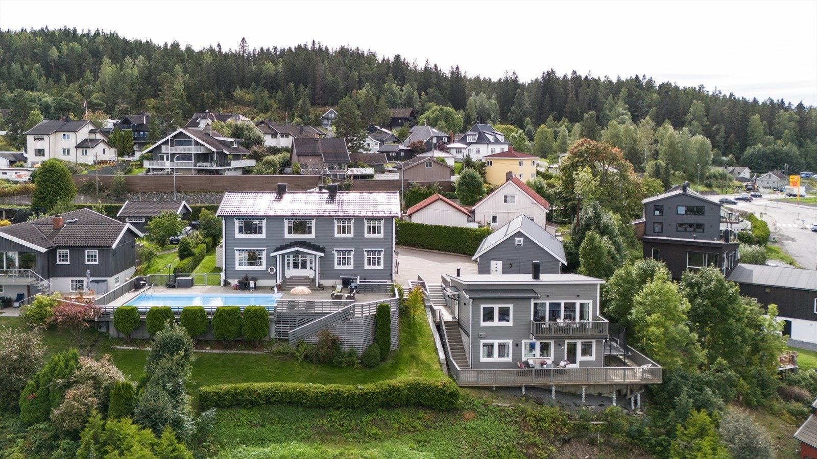 Albertine Schaug og Nils-Erling Bleikvassli v/Aktiv Eiendomsmegling har gleden av å presentere Øvre Rælingsveg 26A OG C! Galleribilde