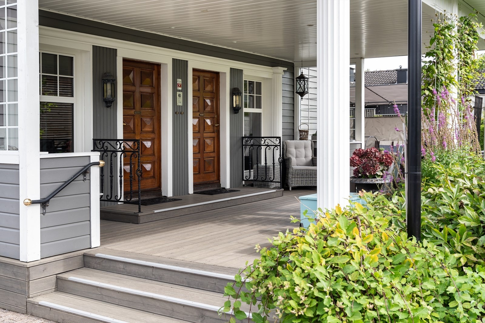 Tomannsboligen er horisontaldelt og består av to leiligheter. Leilighetene har egen inngang. Galleribilde