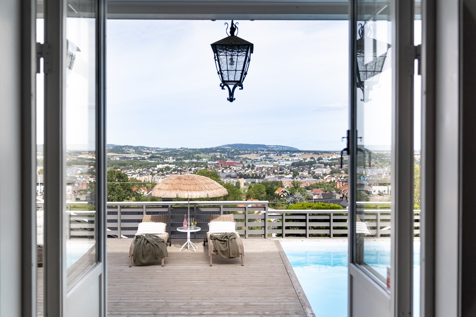 Fra stuen har du utgant til over 200 kvm. terrasse og oppvarmet basseng på 72 kvm. Galleribilde